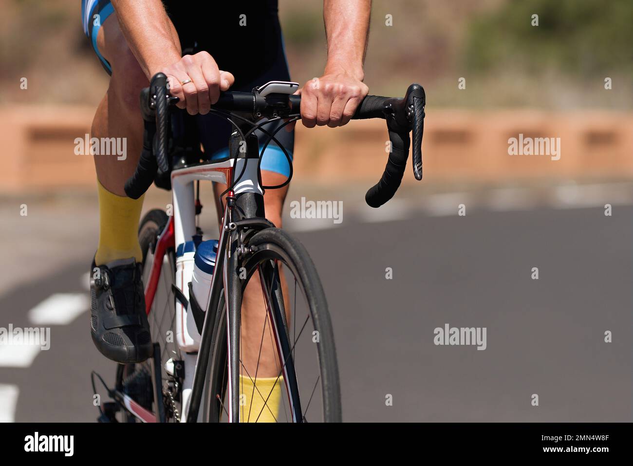 Vélo de route cycliste homme vélo, athlète sur un cycle de course Photo  Stock - Alamy