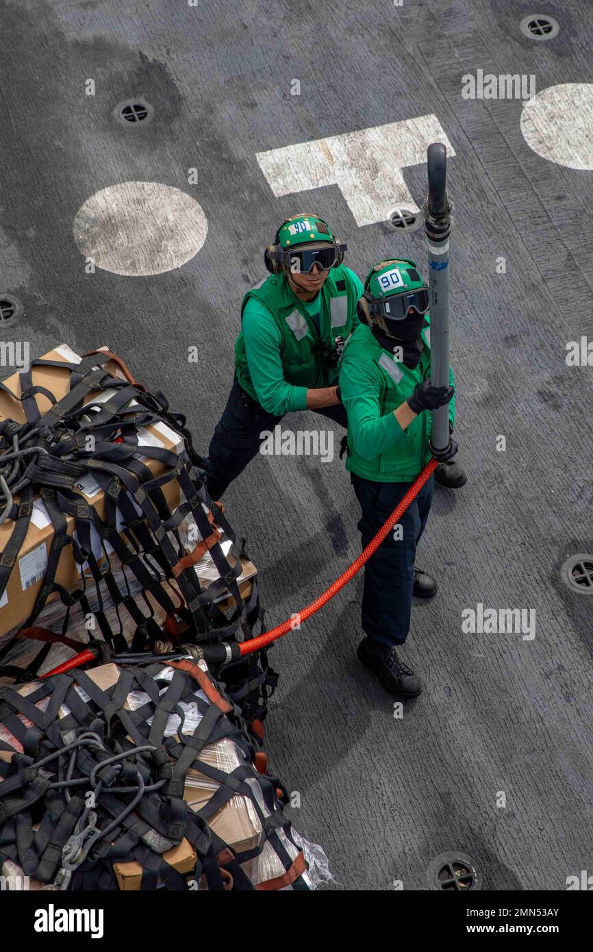 220929-N-MW880-1108 MER ADRIATIQUE (SEPT 29, 2022) les marins affectés au navire de soutien de combat rapide de la classe d'approvisionnement USNS Arctic (T-AOE 8) fixent un crochet à un hélicoptère MH-60s Nighthawk attaché à l'Escadron de combat en mer (HSC) 5, lors d'un réapprovisionnement en mer avec le porte-avions de la classe Nimitz USS George H.W. Bush (CVN 77), 29 septembre 2022. Carrier Air Wing (CVW) 7 est la composante aérienne et de grève offensive du Carrier Strike Group (CSG) 10 et du George H.W. Bush Carrier Strike Group (GHBWCSG). Les escadrons de CVW-7 sont le Strike Fighter Squadron (VFA) 143, VFA-103, VFO-86, VFA- Banque D'Images