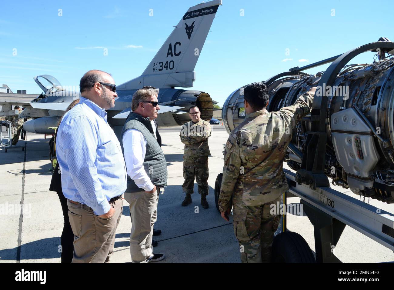 Des membres du cabinet du gouverneur du New Jersey, de l’Office de développement économique du New Jersey, de la 177th Fighter Wing Wing et du ministère des Affaires militaires et des anciens combattants du New Jersey participent à une visite de la base de la Garde nationale aérienne du New Jersey, canton d’Egg Harbour, New Jersey, le 28 septembre 2022. Les membres du cabinet, les membres du NJEDA et les dirigeants du NJ DMAVA ont reçu un exposé du commandant de l'escadre, puis ont visité le 177th FW, en observant plusieurs démonstrations opérationnelles et en essayant l'un des simulateurs de vol Fighting Falcon de l'unité F-16. Banque D'Images