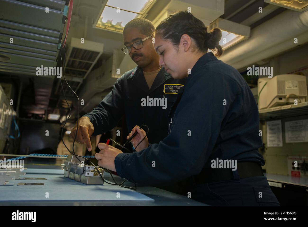 220928-N-KU796-1137 CORONADO, Californie (sept 28, 2022) U.S. Navy Aviation Electronics Technician 2nd Class Jaime Polanco, de Brooklyn, N.Y., (à gauche) et U.S. Navy Aviation Electronics Technician Airman Rosa Pena, de Lenoir, N.C., tester des composants sur un condensateur à décades à bord du porte-avions USS Nimitz (CVN 68). Nimitz est dans le port en préparation pour les opérations futures. Banque D'Images