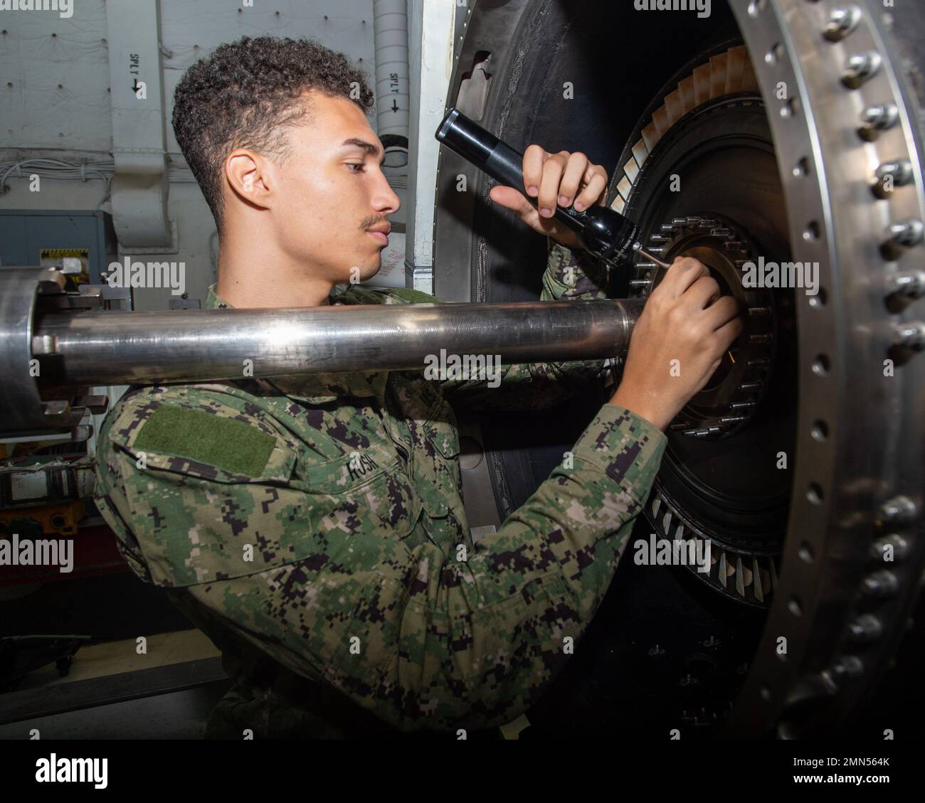 220928-N-NX635-1192 CORONADO, Californie (sept 28, 2022) Airman Deidrick Rush, de Rock Island, dans l'Illinois, inspecte le positionnement de la broche de guidage de la turbine haute pression sur un moteur Turbofan F414 à bord du porte-avions USS Nimitz (CVN 68). Nimitz est dans le port en préparation pour les opérations futures. Banque D'Images