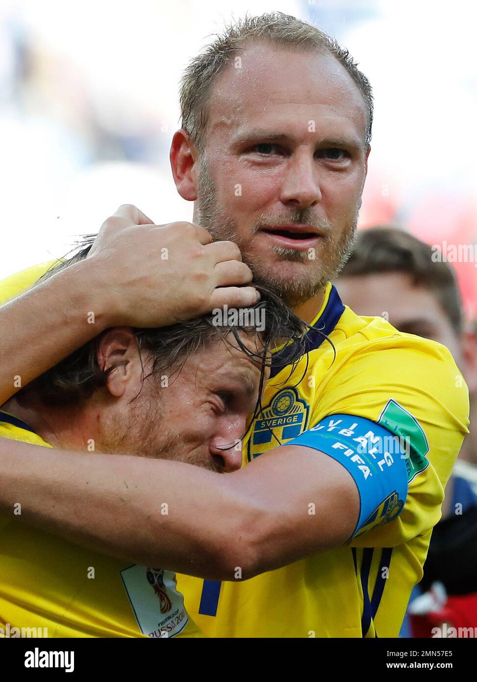 Sweden's Andreas Granqvist, right, and Gustav Svensson embrace after the group F match between Sweden and South Korea at the 2018 soccer World Cup in the Nizhny Novgorod stadium in Nizhny Novgorod, Russia, Monday, June 18, 2018. Sweden won 1-0. (AP Photo/Pavel Golovkin) Banque D'Images