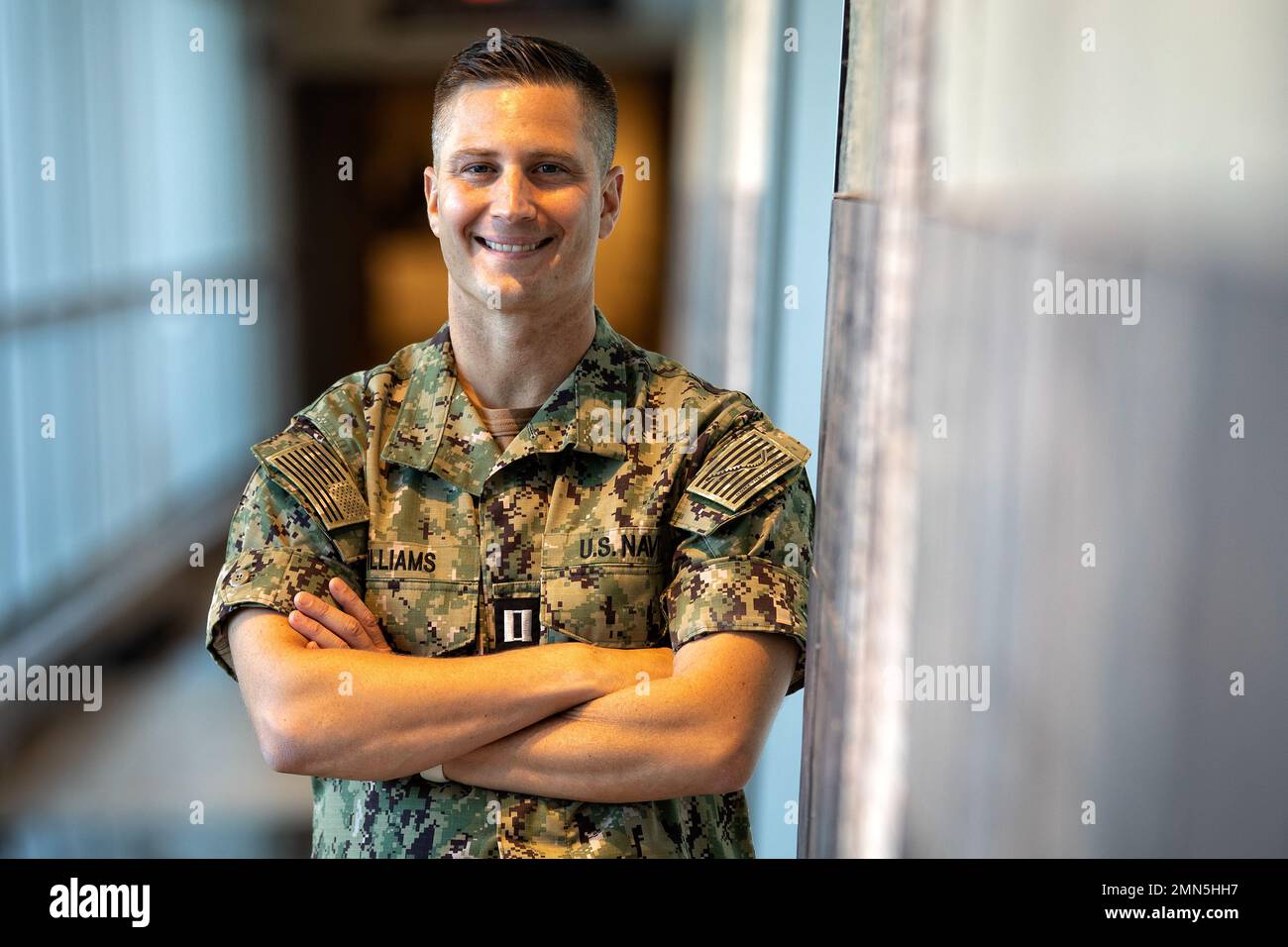 Silver Spring, Md. (Sept 28, 2022) – le lieutenant Brian Williams, chef adjoint du département de médecine sous-marine à la Direction de la médecine opérationnelle et sous-marine du Centre de recherches médicales navales (CNMV), pose une photo dans le bâtiment Daniel K Inouye. Le NCMR est engagé dans un large éventail d'activités allant de la science fondamentale en laboratoire aux études de terrain dans les régions austères et éloignées du monde, en passant par les enquêtes dans les milieux opérationnels. En appui à la Marine, au corps des Marines et aux combattants américains conjoints, des chercheurs étudient les maladies infectieuses, la détection et la défense de guerre biologique, et combattent les soins aux victimes Banque D'Images