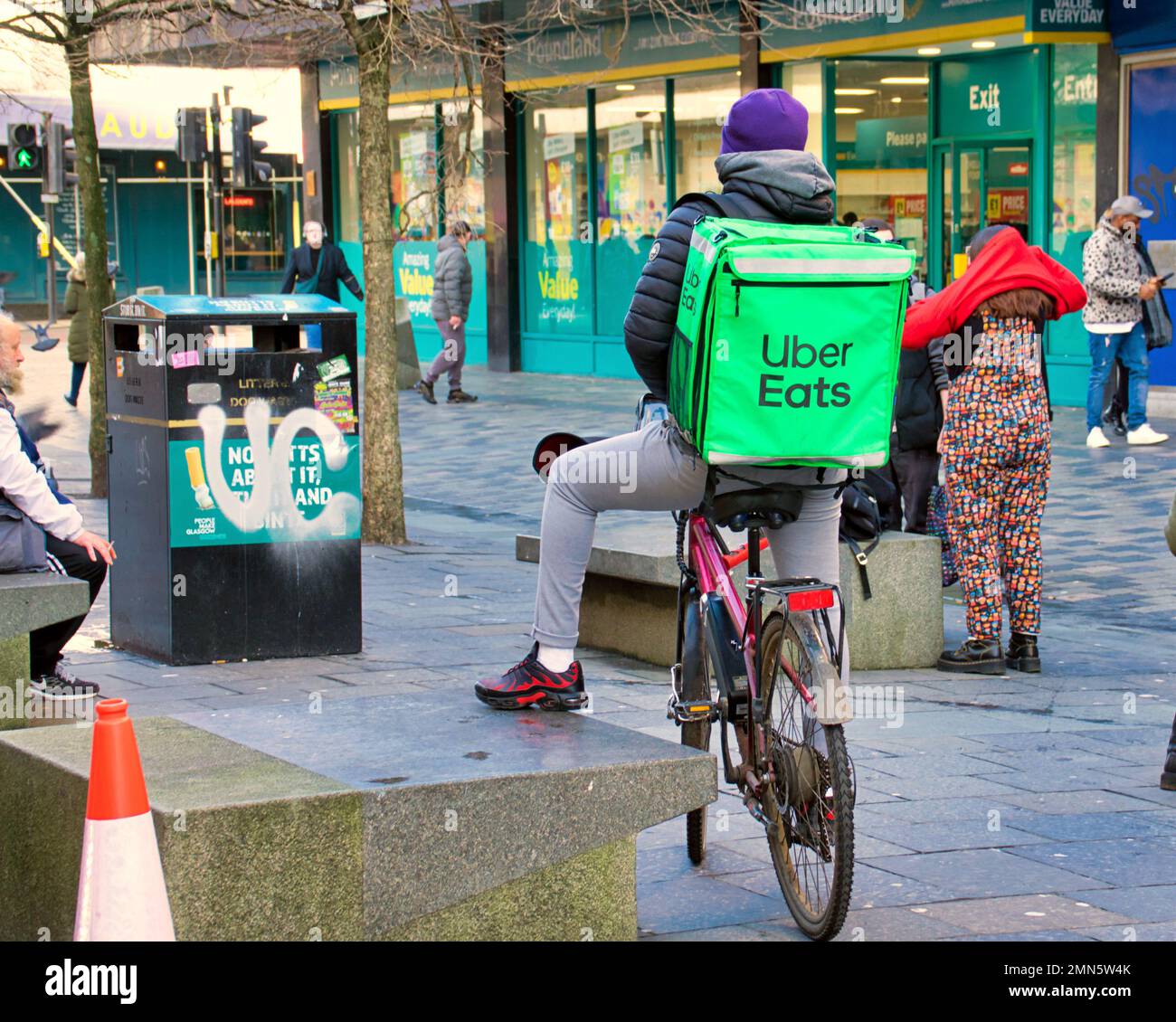 Glasgow, Écosse, Royaume-Uni 29tht janvier 2023. Météo au Royaume-Uni: Froid et humide vu style ensoleillé Mile sauchiehall rue alors qu'un uber mange livraison garçon met ses pieds vers le haut. Crédit Gerard Ferry/Alay Live News Banque D'Images