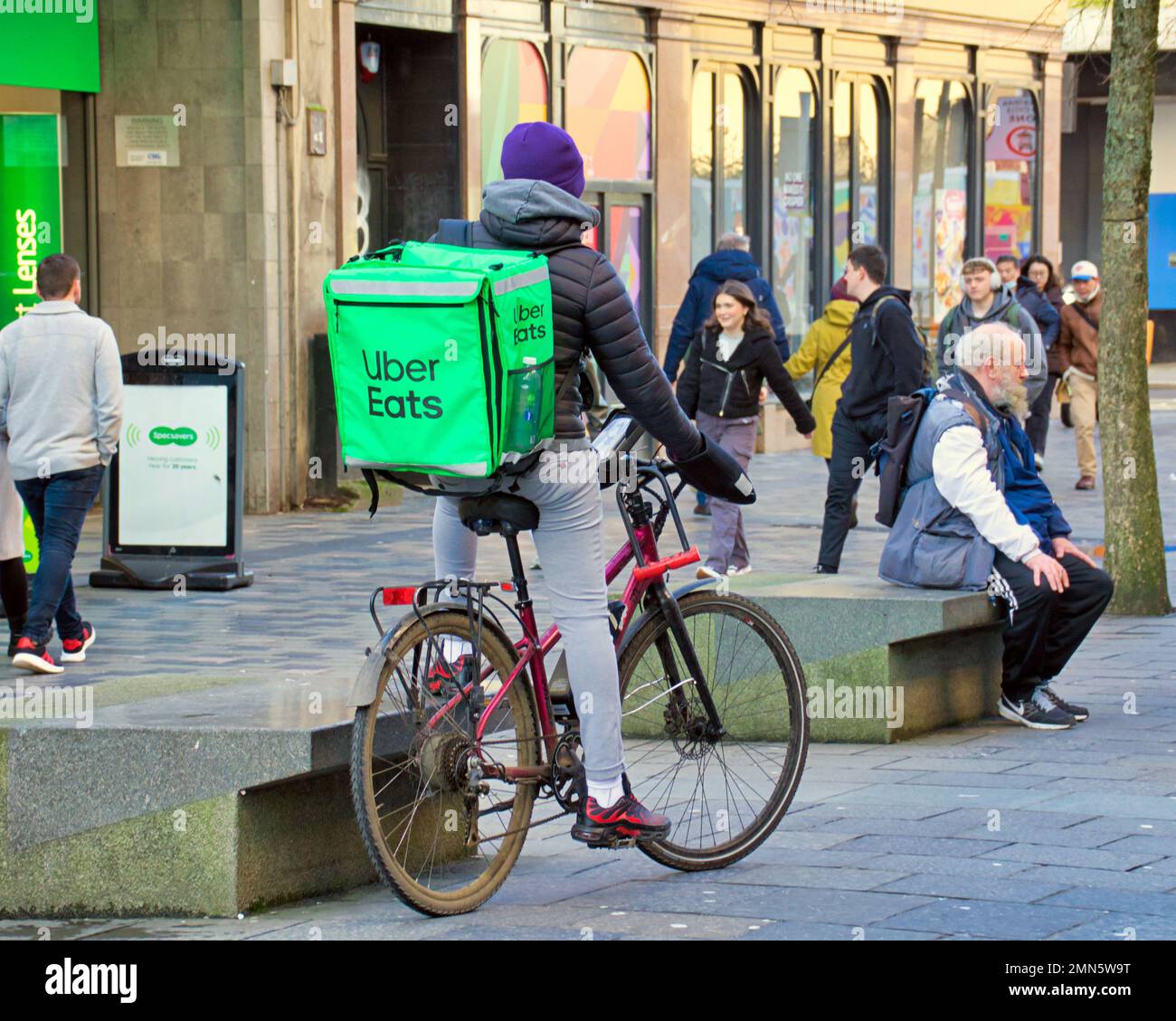 Glasgow, Écosse, Royaume-Uni 29tht janvier 2023. Météo au Royaume-Uni: Froid et humide vu style ensoleillé Mile sauchiehall rue alors qu'un uber mange livraison garçon met ses pieds vers le haut. Crédit Gerard Ferry/Alay Live News Banque D'Images