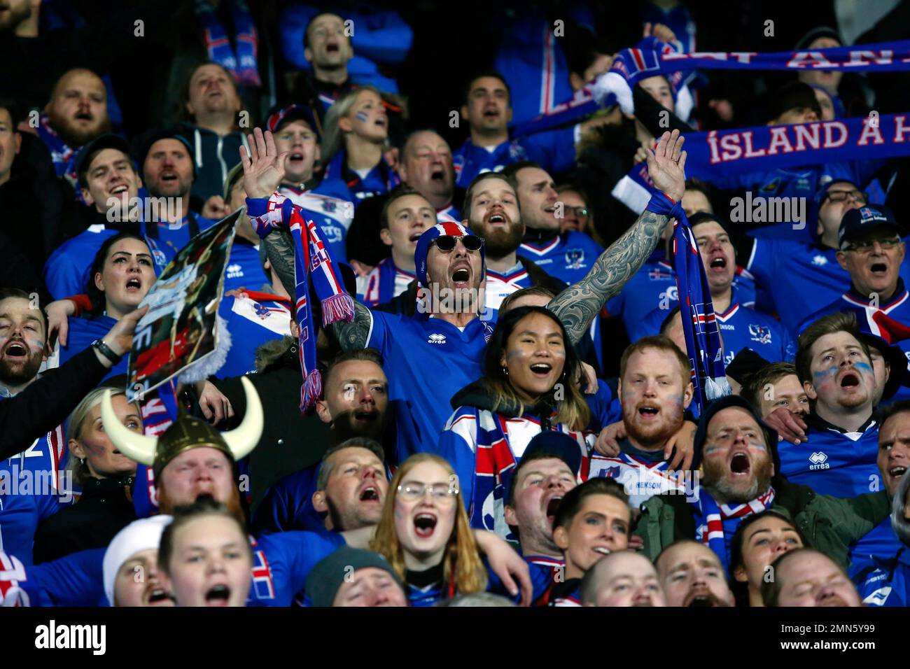 FILE - In this file photo from Oct. 9, 2017, Iceland's fans celebrate their team's victory against Kosovo, following the World Cup Group I qualifying soccer match between Iceland and Kosovo in Reykjavik, Iceland. (AP Photo/Brynjar Gunnarsson, File) Banque D'Images