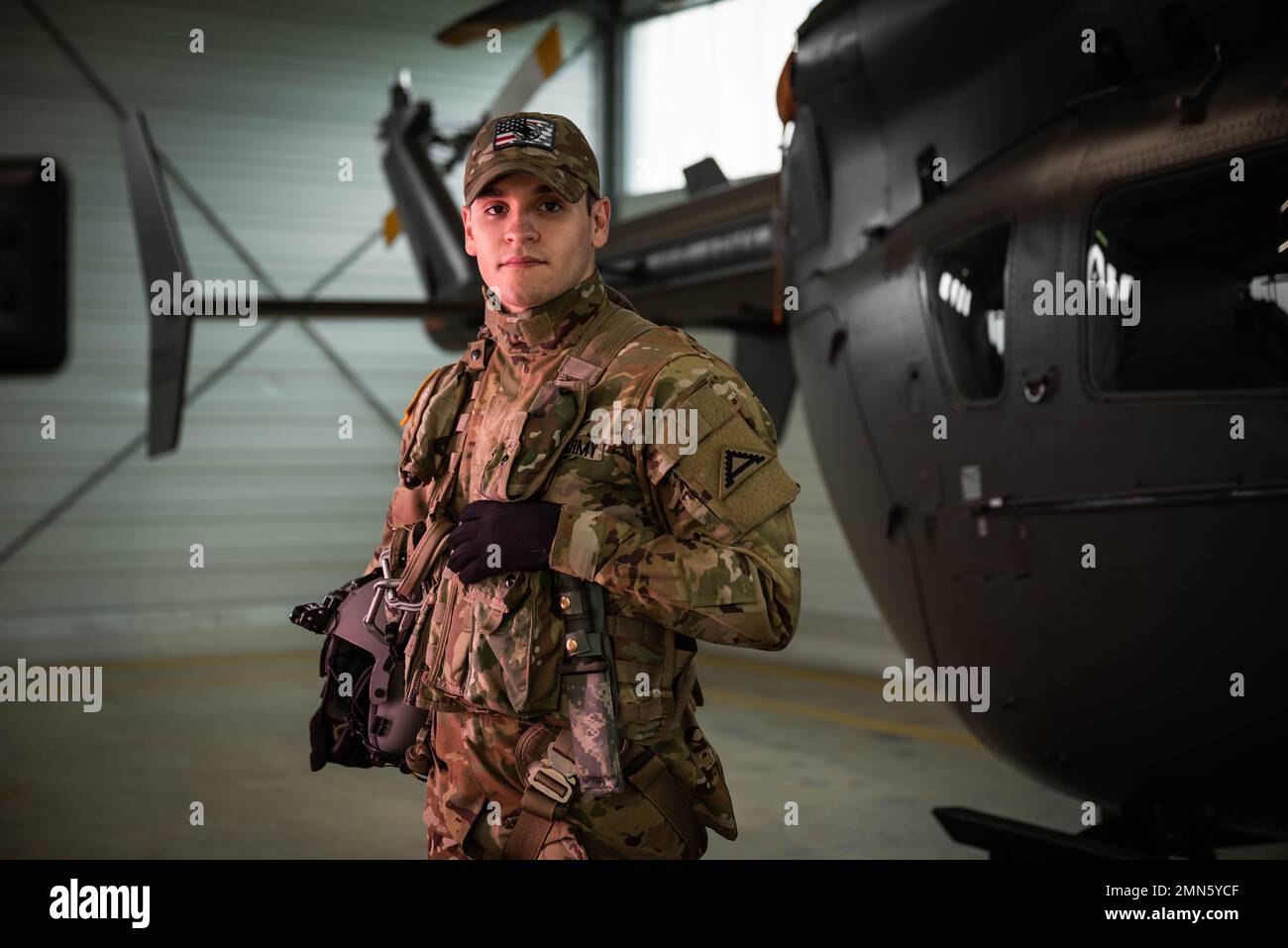 SPC de l'armée américaine. Logan Speakman, un responsable de Blackhawk et chef d'équipage affecté à l'équipe Falcon du joint Multinational Readiness Centre, pose une photo dans un hangar à Hohenfels, Allemagne, le 29 septembre 2022. Banque D'Images