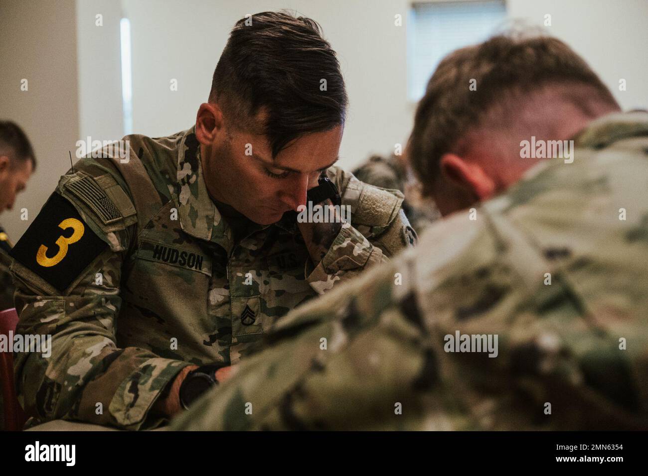 Les soldats américains participant à la compétition de la meilleure armée de terre font un examen écrit sur fort Bragg, en Caroline du Nord, le 29 septembre 2022. La compétition Army Best Squad teste les soldats sur leur capacité individuelle et collective à s'adapter et à surmonter des scénarios difficiles et des événements de préparation au combat qui testent leur endurance physique, leurs compétences techniques et leurs capacités tactiques sous le stress et la fatigue extrême. Banque D'Images