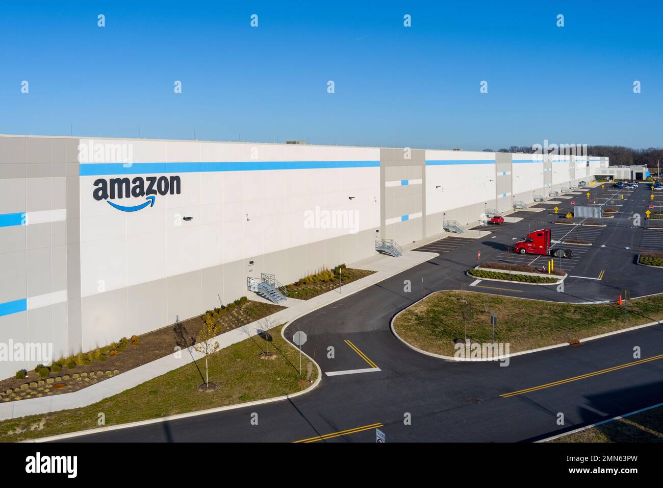 Photographie aérienne du logo Amazon sur le côté de l'entrepôt, Pennsylvanie, États-Unis Banque D'Images