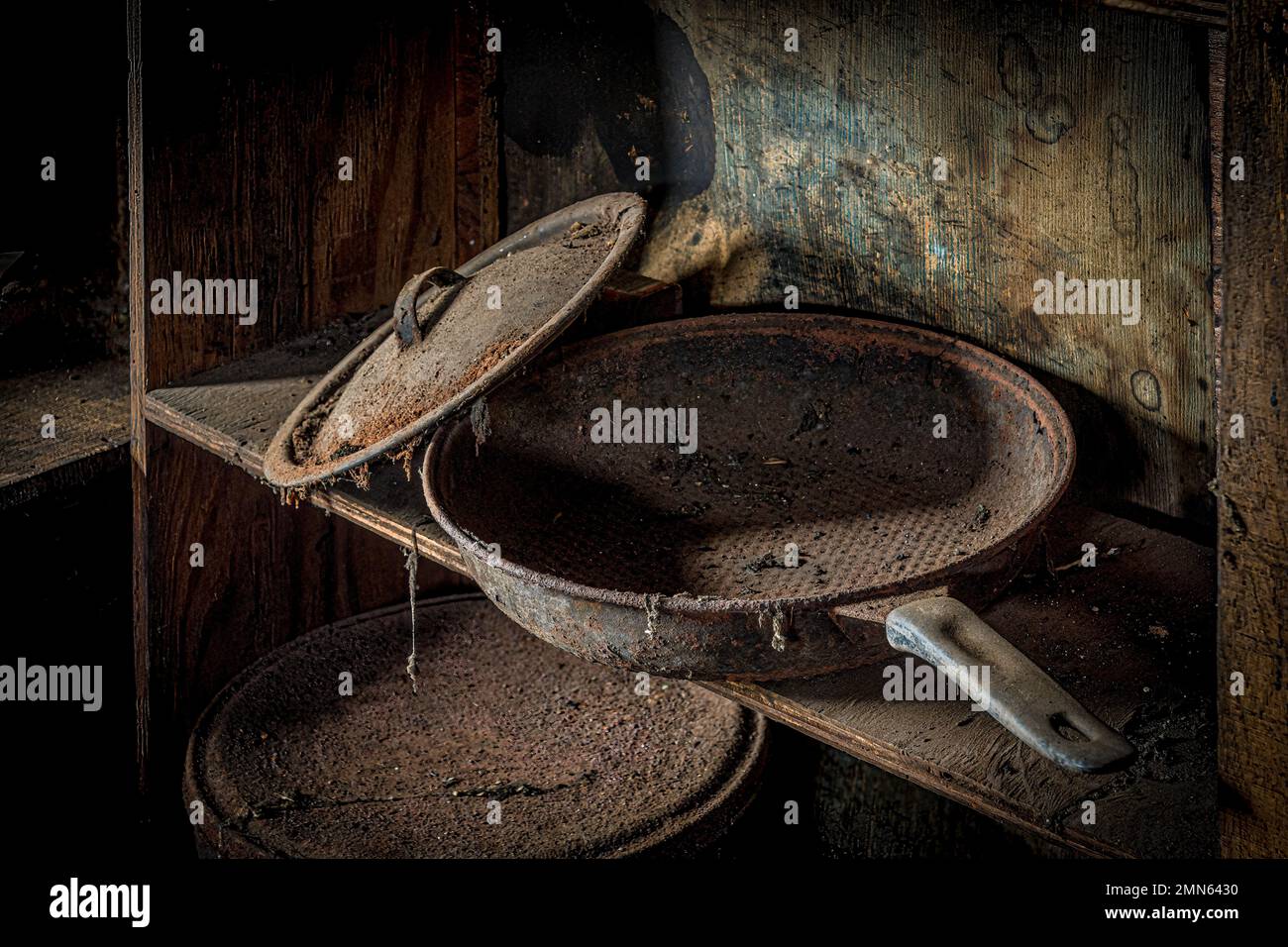 Poêle sale rouillée sur une étagère en délabré dans une maison abandonnée, Pennsylvanie, Etats-Unis Banque D'Images