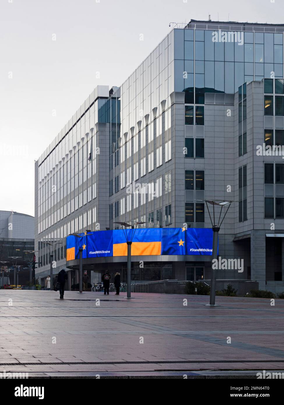 Les couleurs ukrainiennes sont exposées au Parlement européen de Bruxelles comme un signe de solidarité. Décembre 2022 Banque D'Images