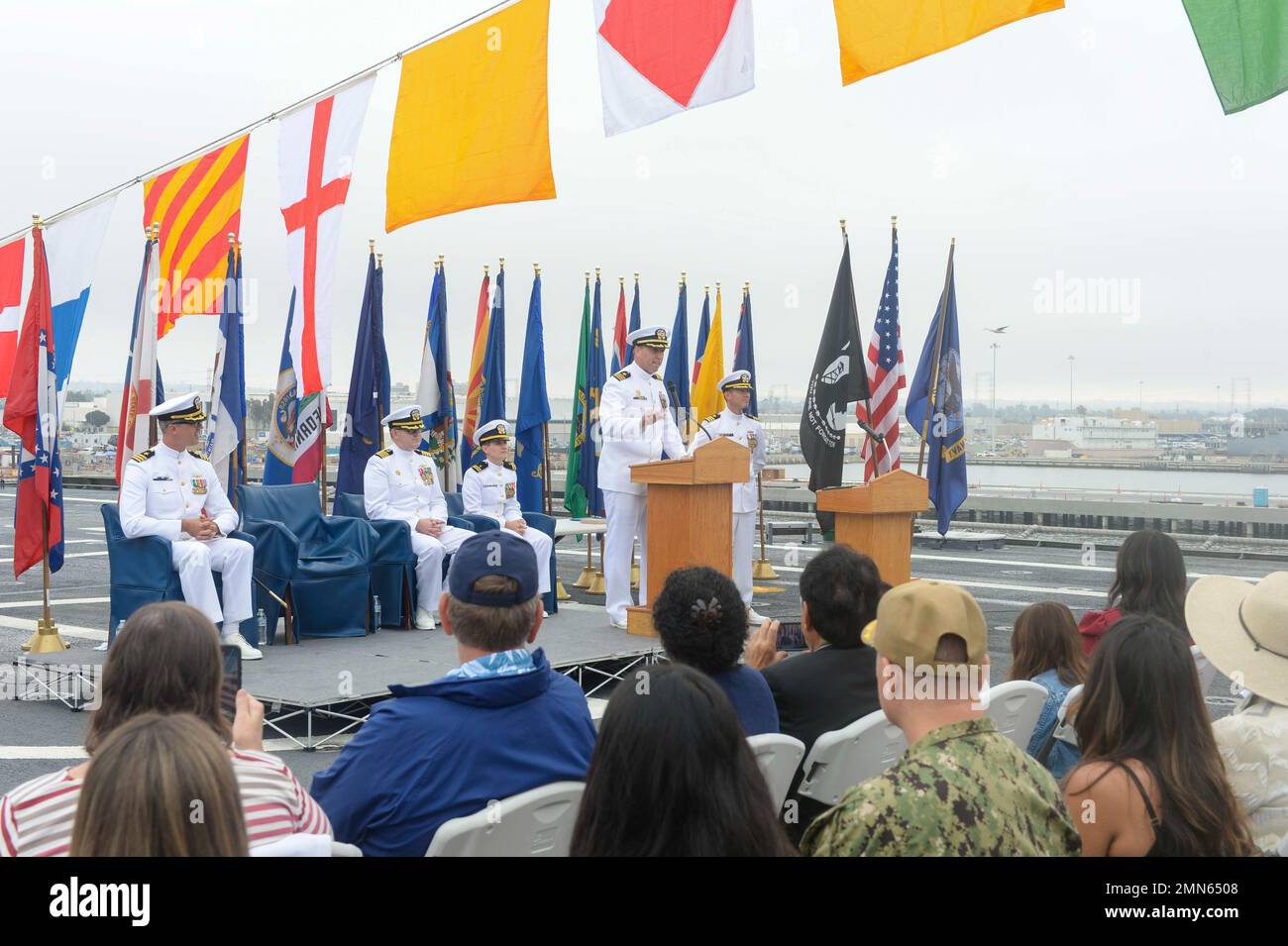 220929-N-ZS023-1119 SAN DIEGO (29 septembre 2022) Cmdr. Edison Rush III, au centre, commandant du navire de combat littoral version Independence USS Manchester (LCS 14) Blue Crew, prononce des remarques lors d’une cérémonie de changement de commandement sur le pont de vol du navire, le 29 septembre. Les LCS sont des plates-formes rapides, agiles et axées sur la mission conçues pour fonctionner dans des environnements proches du littoral, pour se protéger des menaces côtières datant de 21st ans. Le LCS prend en charge les missions de présence, de sécurité maritime, de contrôle de la mer et de dissuasion dans le monde entier. Banque D'Images