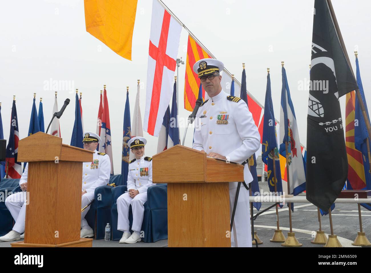 220929-N-ZS023-1147 SAN DIEGO (29 septembre 2022) Cmdr. Ralph Lufkin, au centre, commandant du navire de combat littoral Independence-variant USS Manchester (LCS 14) Blue Crew prononce des remarques lors d’une cérémonie de changement de commandement sur le pont de vol du navire, le 29 septembre. Les LCS sont des plates-formes rapides, agiles et axées sur la mission conçues pour fonctionner dans des environnements proches du littoral, pour se protéger des menaces côtières datant de 21st ans. Le LCS prend en charge les missions de présence, de sécurité maritime, de contrôle de la mer et de dissuasion dans le monde entier. Banque D'Images