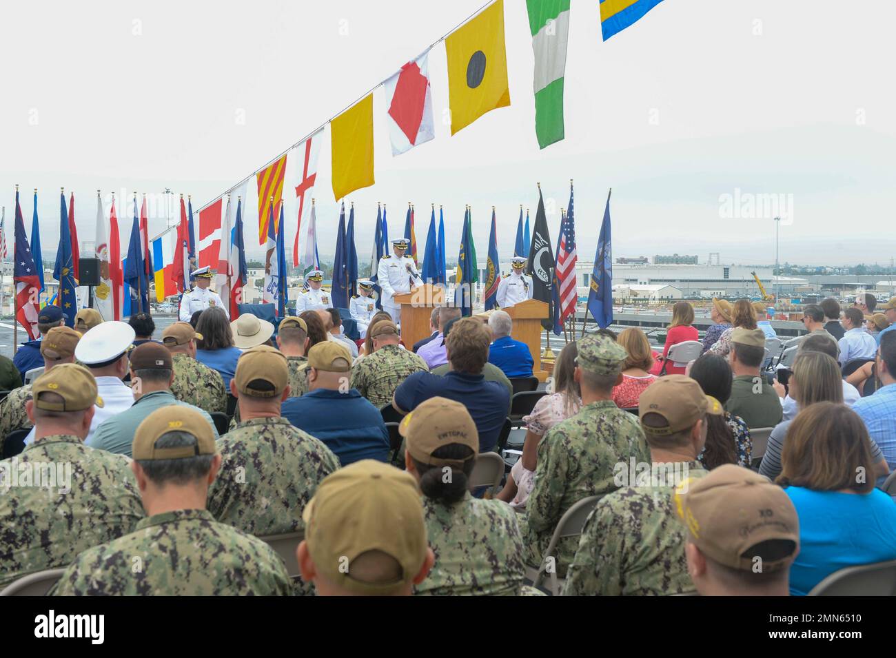 220929-N-ZS023-1087 SAN DIEGO (29 septembre 2022) Cmdr. Edison Rush III, au centre, commandant du navire de combat littoral version Independence USS Manchester (LCS 14) Blue Crew, prononce des remarques lors d’une cérémonie de changement de commandement sur le pont de vol du navire, le 29 septembre. Les LCS sont des plates-formes rapides, agiles et axées sur la mission conçues pour fonctionner dans des environnements proches du littoral, pour se protéger des menaces côtières datant de 21st ans. Le LCS prend en charge les missions de présence, de sécurité maritime, de contrôle de la mer et de dissuasion dans le monde entier. Banque D'Images