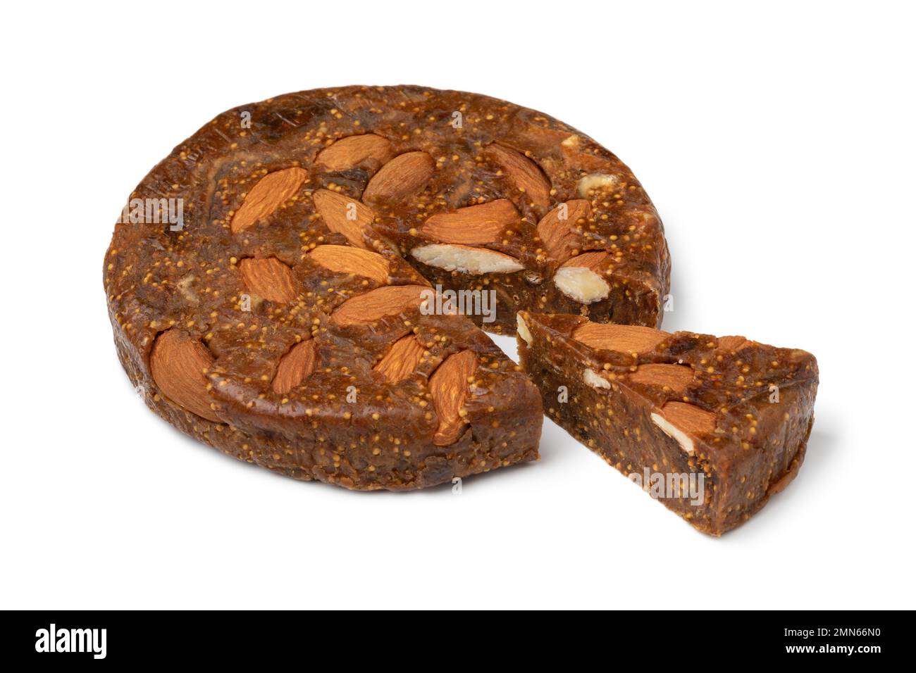 Pain de figue rond simple avec amandes et un morceau de gros plan isolé sur fond blanc Banque D'Images