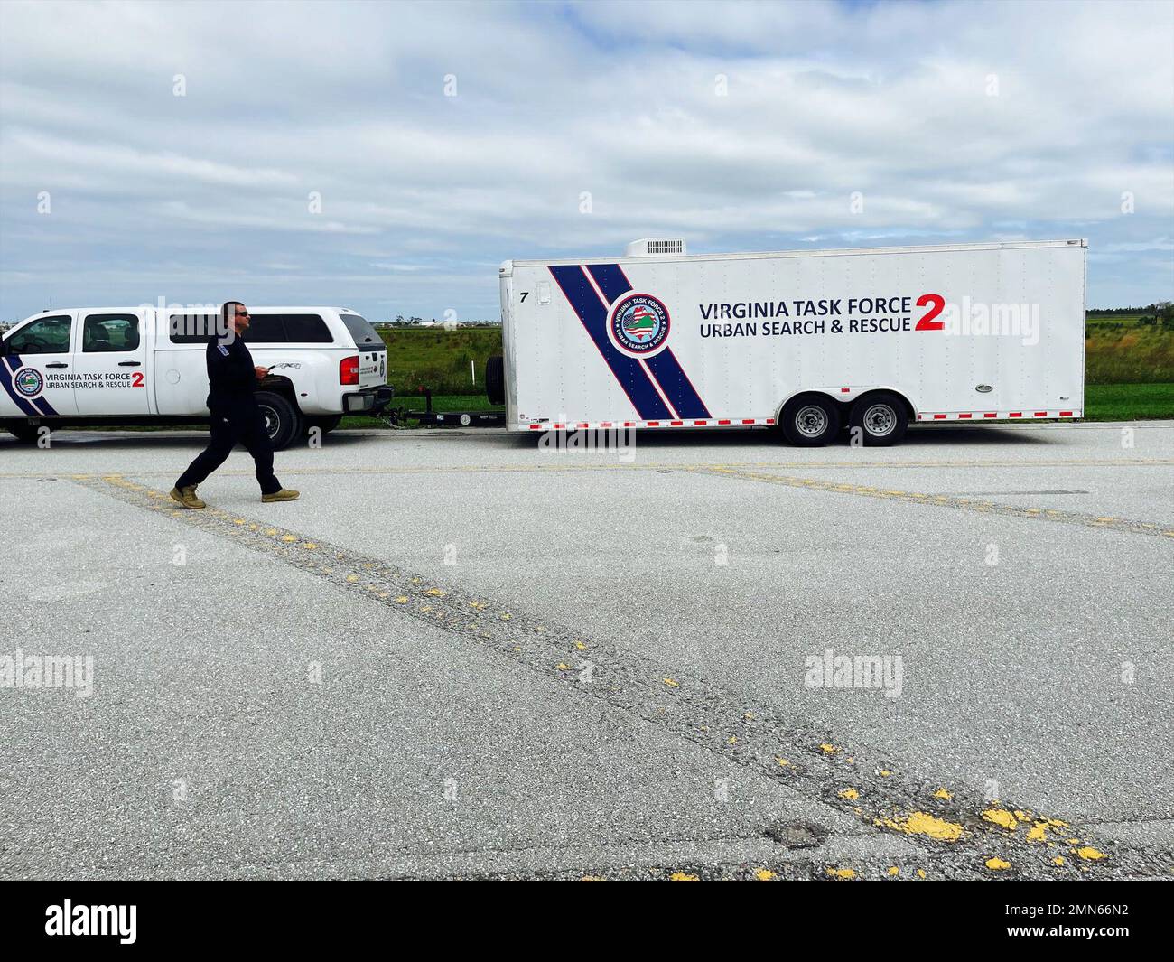 Medley, FL, 29 septembre 2022 - la direction de la Force opérationnelle de la Virginie FEMA 2 discute des prochaines étapes de leur soutien Ian à l'ouragan lors d'un arrêt de convoi pré-organisé. (Photo FEMA par Lameen Witter) Banque D'Images