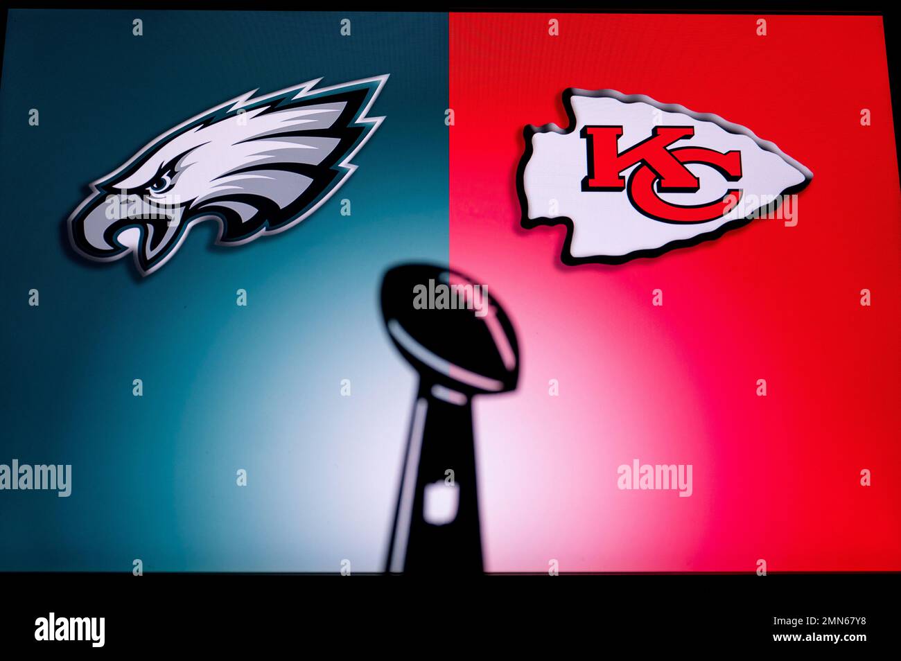 PHOENIX, USA, 30 JANVIER 3, 2023: Philadelphia Eagles vs Kansas City Chiefs. Black Silhouette of Vince Lombardi Trophée pour le gagnant du National Foo Banque D'Images