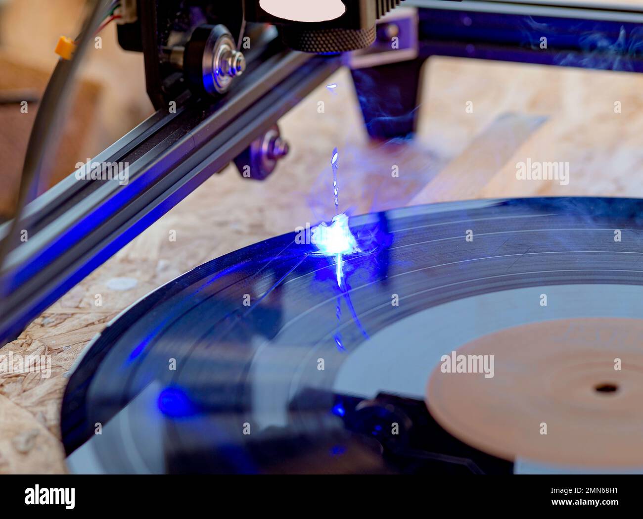Graveur laser, gravure au laser sur l'ancien disque vinyle 33 tr/min Banque D'Images
