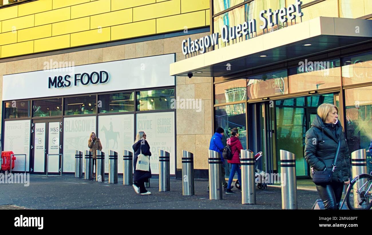 M&S Food ouvre maintenant à la station Queen Street de Glasgow, en Écosse, au Royaume-Uni Banque D'Images