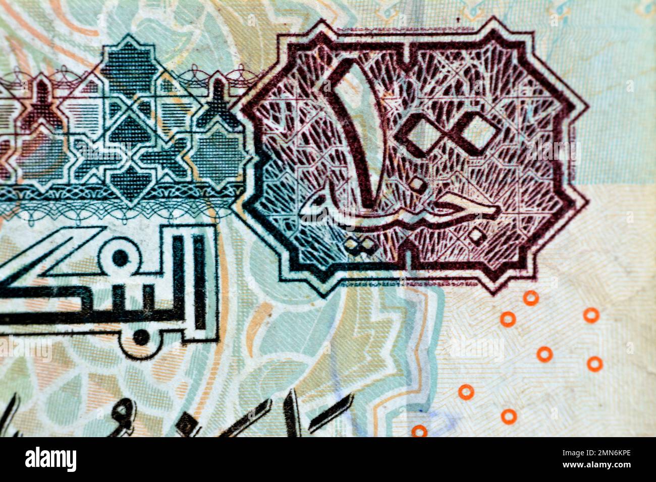 Gros plan de cent livres égyptiens 100 EGP LE 2004 présente Sultan Hassan mosquée sur le côté opposé et Sphinx de Giza Egypte sur le dos, selecti Banque D'Images