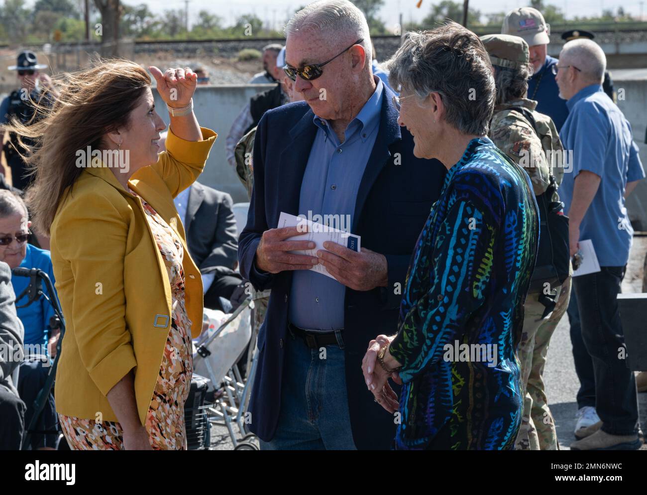 Kelly Hokanson, épouse du général Daniel R. Hokanson (à gauche), M. Dave Funk, ambassadeur, 41st Infantry Division Association (au centre), et Mary Len Rees, femme du général de division (au retraité) Raymond F. Rees (à droite), rattrape et passe du temps ensemble avant la cérémonie de changement de nom au Centre d'entraînement Raymond F. Rees, Umatilla, Oregon, le 29 septembre 2022. Major général (Ret.) Raymond F. Rees est un ancien Guardsman de l'Oregon et a servi comme général Adjudant, Oregon pendant plus de 16 ans, prenant sa retraite du service militaire en 2013, et a ensuite travaillé comme civil comme secrétaire adjoint de l'Armée. (Photo de la Garde nationale Banque D'Images