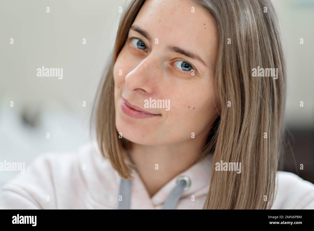 Gros plan portrait de yong Woman Portrait décontracté en vue positive, grand sourire, beau modèle posant en studio sur fond blanc. Femme de portrait asiatique de race blanche. Photo de haute qualité Banque D'Images