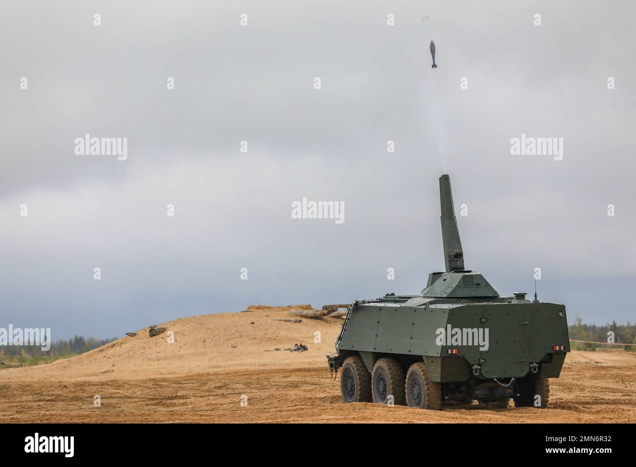 Un véhicule du groupement tactique de l'OTAN à présence avancée renforcée déclenche une ronde de tirs dans le cadre d'une démonstration de tir en direct lors de la clôture de l'exercice Silver Arrow 2022 à Camp Adazi, en Lettonie, le 29 septembre 2022. De nombreux alliés de l'OTAN travaillent fièrement aux côtés de la 1st Division d'infanterie et des partenaires de sécurité régionaux pour fournir des forces crédibles au combat au V corps, le corps de déploiement avancé des États-Unis en Europe. Banque D'Images