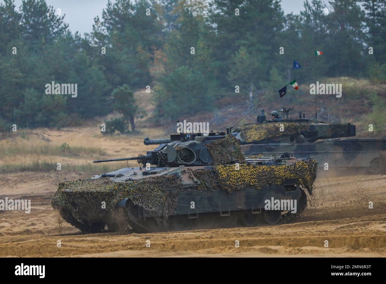 Un véhicule du groupement tactique de l'OTAN à présence avancée renforcée manœuvre tactiquement vers la ligne de tir dans le cadre d'une démonstration de tir en direct lors de la clôture de l'exercice Silver Arrow 2022 à Camp Adazi, en Lettonie, le 29 septembre 2022. De nombreux alliés de l'OTAN travaillent fièrement aux côtés de la 1st Division d'infanterie et des partenaires de sécurité régionaux pour fournir des forces crédibles au combat au V corps, le corps de déploiement avancé des États-Unis en Europe. Banque D'Images