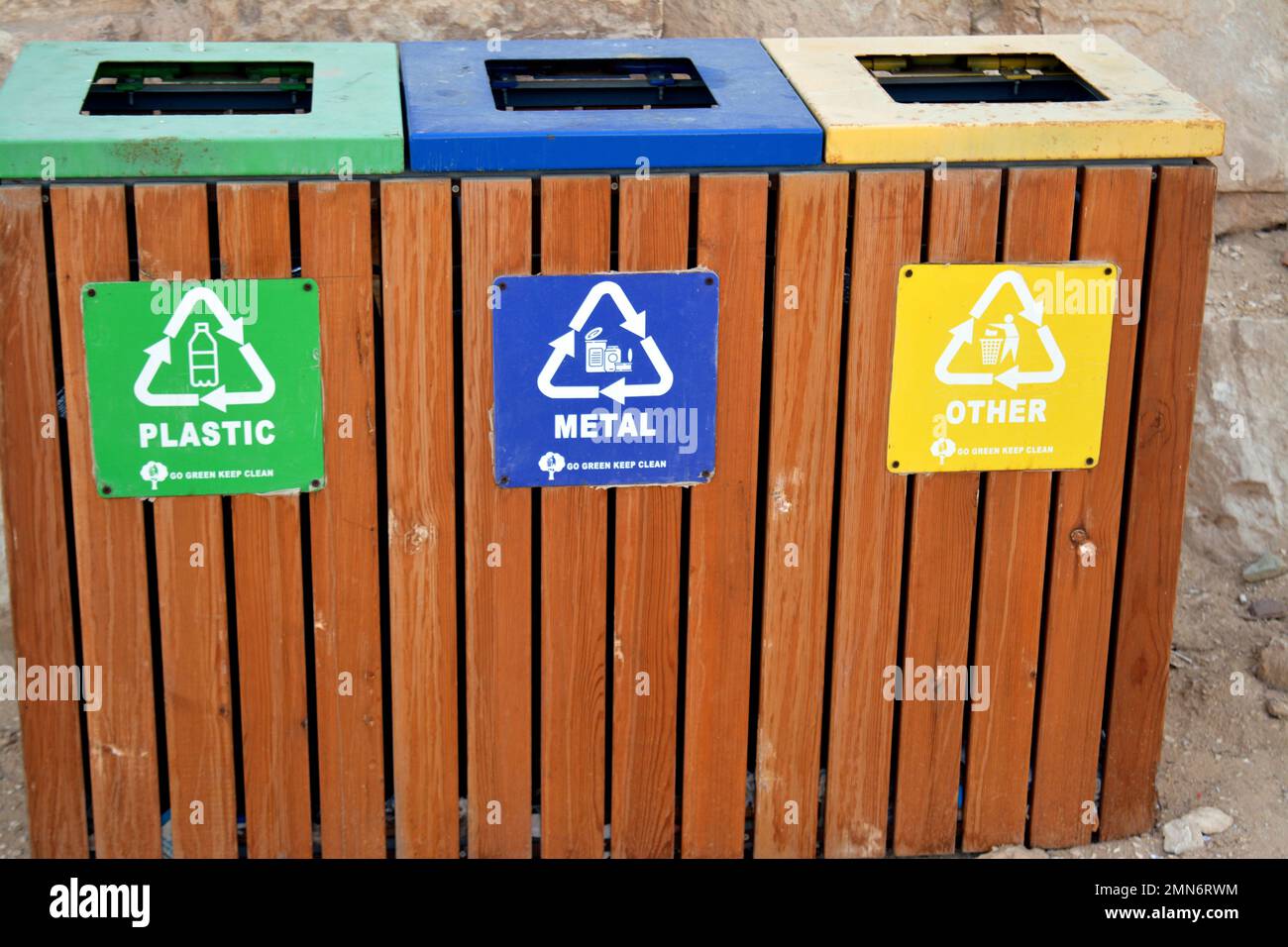 Un poubelle en bois pour différents déchets avec une inscription en anglais  (plastique, métal et autres), séparation et tri des ordures, coloré Conta  Photo Stock - Alamy