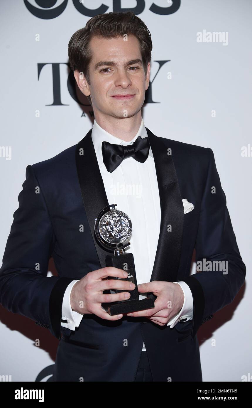 Andrew Garfield poses in the press room with the award for best leading actor in a play for "Angels in America" at the 72nd annual Tony Awards at Radio City Music Hall on Sunday, June 10, 2018, in New York. (Photo by Evan Agostini/Invision/AP) Banque D'Images