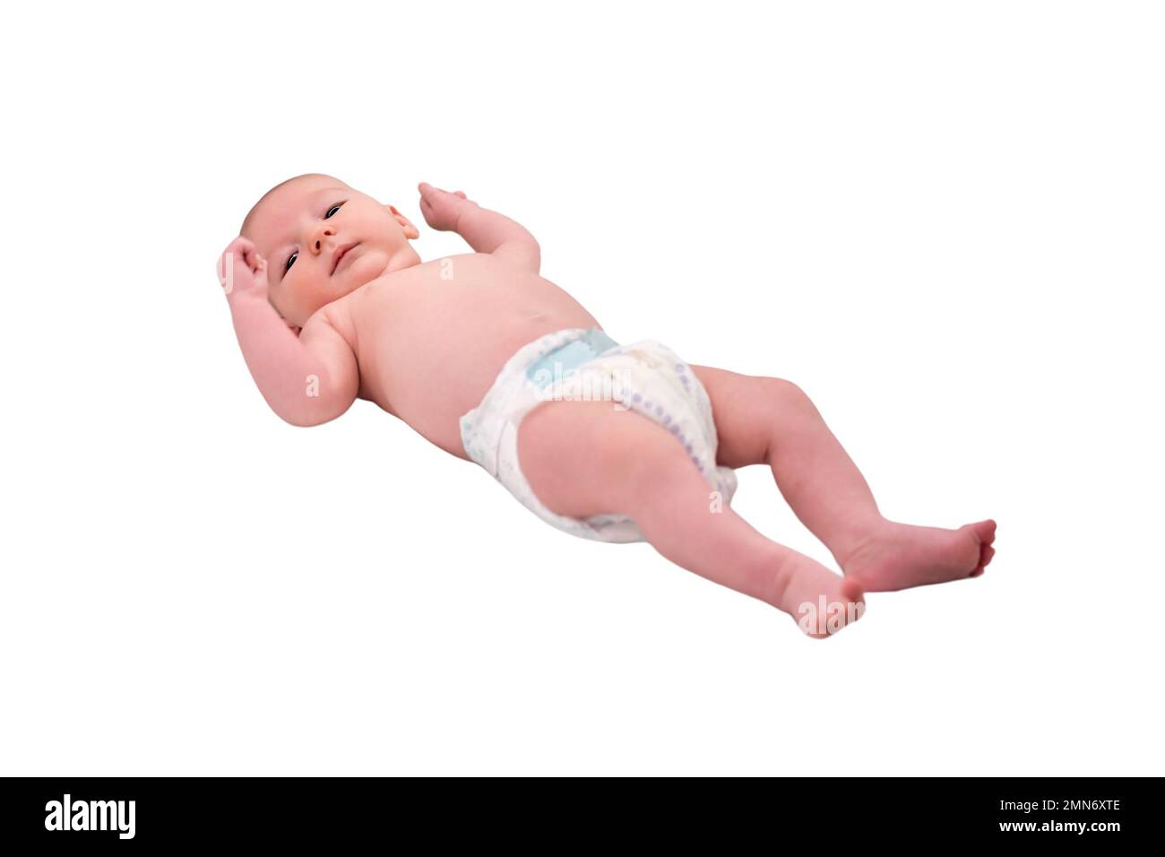 Bébé garçon repose dans une couche sur la table à langer, isolée sur un fond blanc. Enfant heureux changer de vêtements. Enfant âgé de deux mois Banque D'Images