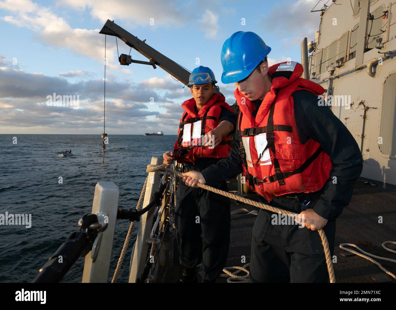 220929-N-DE439-1075 OCÉAN ATLANTIQUE (29 septembre 2022) le marin Daniel Badillo, à gauche, forme le marin Troy Sitter à bord du destroyer USS Arleigh Burke (DDG 51) à bord du missile guidé de la classe Arleigh Burke lors des opérations sur les petits bateaux, le 29 septembre 2022. Arleigh Burke est en cours de déploiement aux États-Unis Marine Forces Europe zone d'opérations, employée par les États-Unis Sixième flotte pour défendre les intérêts des États-Unis, des alliés et des partenaires. Banque D'Images