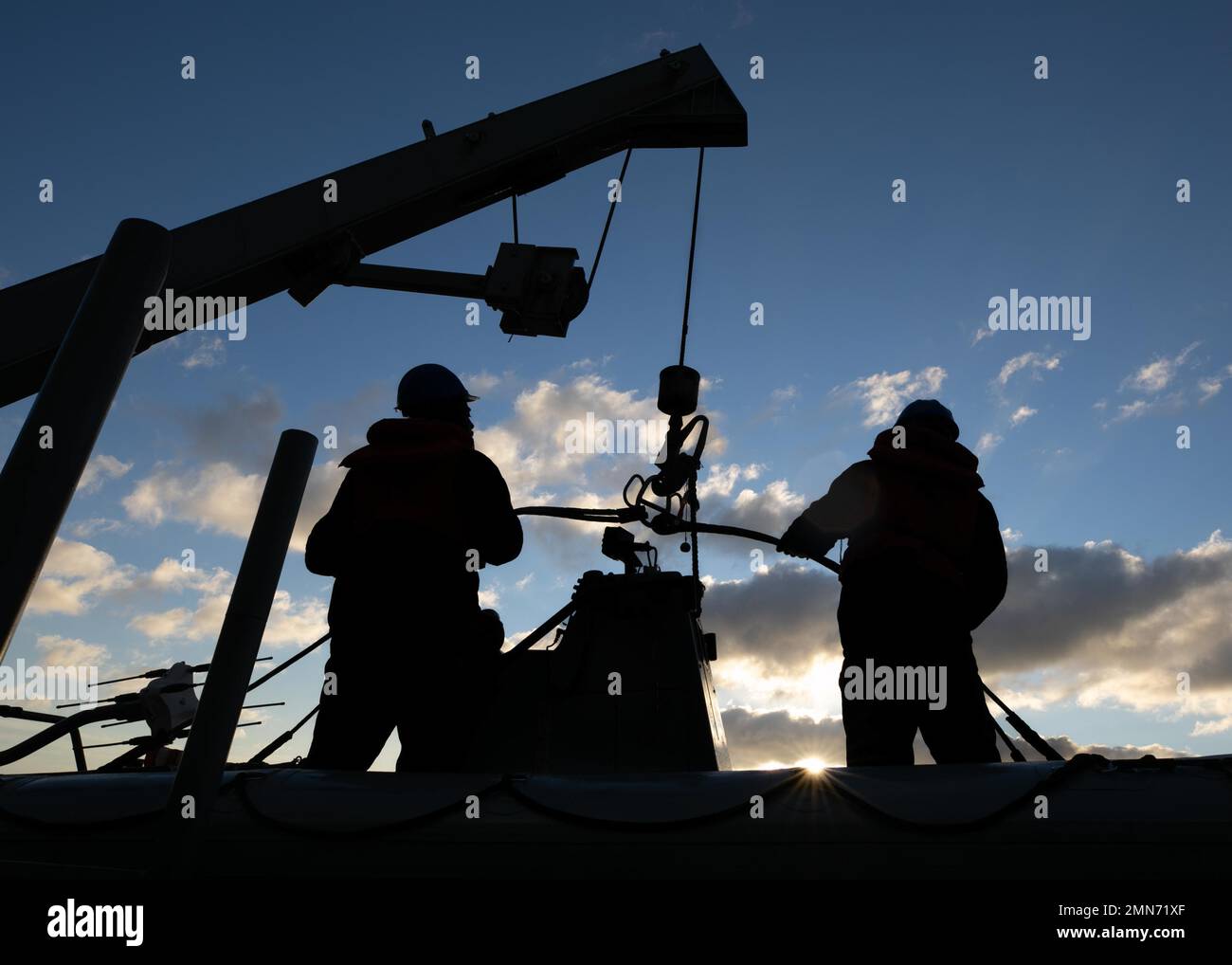 220929-N-DE439-1086 OCÉAN ATLANTIQUE (le 29 septembre 2022) l'équipage du pont à bord du destroyer à missiles guidés de classe Arleigh Burke USS Arleigh Burke (DDG 51) se prépare à abaisser un bateau gonflable rigide à coque pour les opérations de petit bateau, le 29 septembre 2022. Arleigh Burke est en cours de déploiement aux États-Unis Marine Forces Europe zone d'opérations, employée par les États-Unis Sixième flotte pour défendre les intérêts des États-Unis, des alliés et des partenaires. Banque D'Images