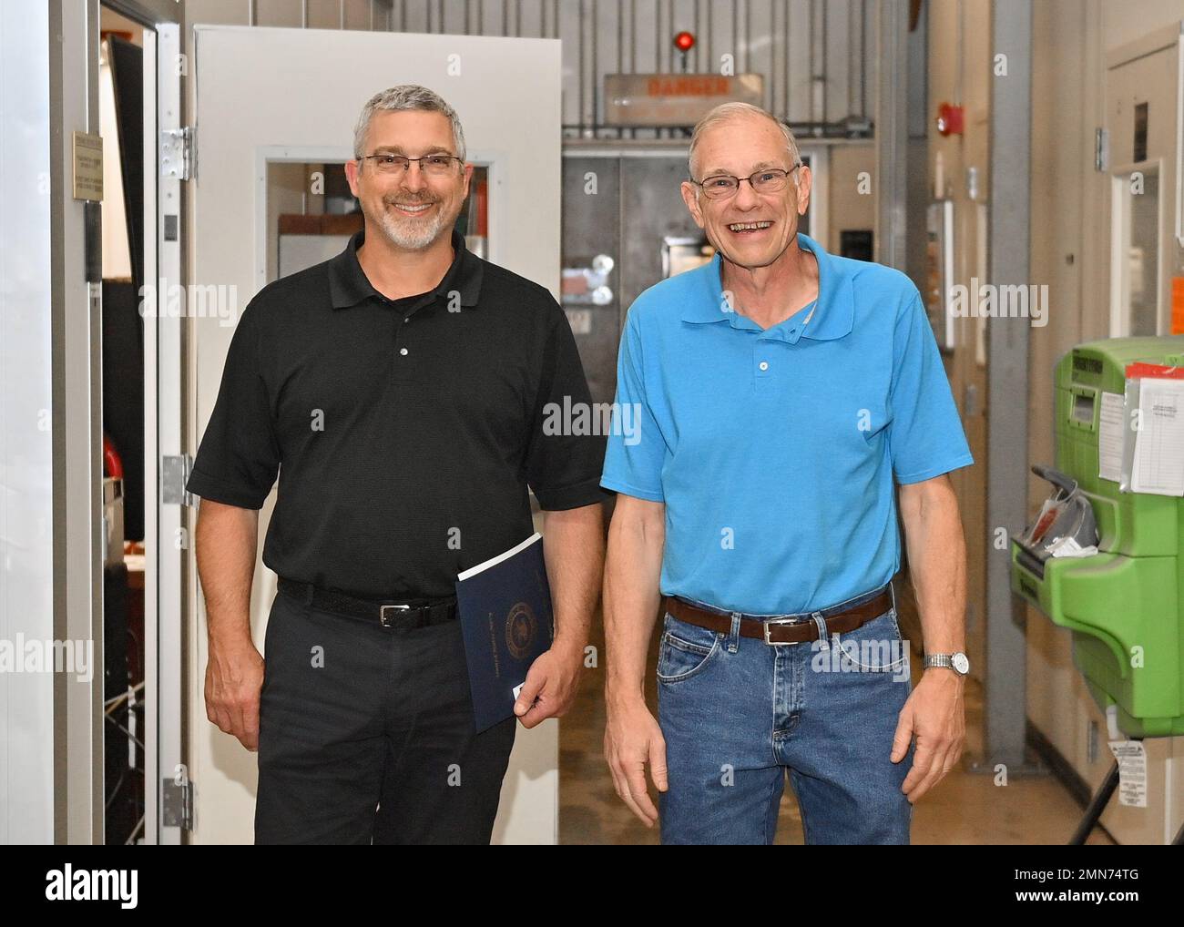 SILVERDALE, Washington (sept 29, 2022) – Trident Reit Facility, Bangor (TRFB) membres de l'équipe Bret Saddler, directeur de la mécanique à l'intérieur, à gauche, Et Mike Lang, le superviseur de première ligne de valves et pompes (Shop 31D), à droite, pose pour une photo avant que Lang reçoive un prix reconnaissant ses 40 années de service fédéral aux États-Unis TRFB soutient la mission de dissuasion stratégique du pays en réparant, en remaniant progressivement, Et moderniser les sous-marins de missiles balistiques stratégiques de la flotte du Pacifique pendant les replans. Banque D'Images