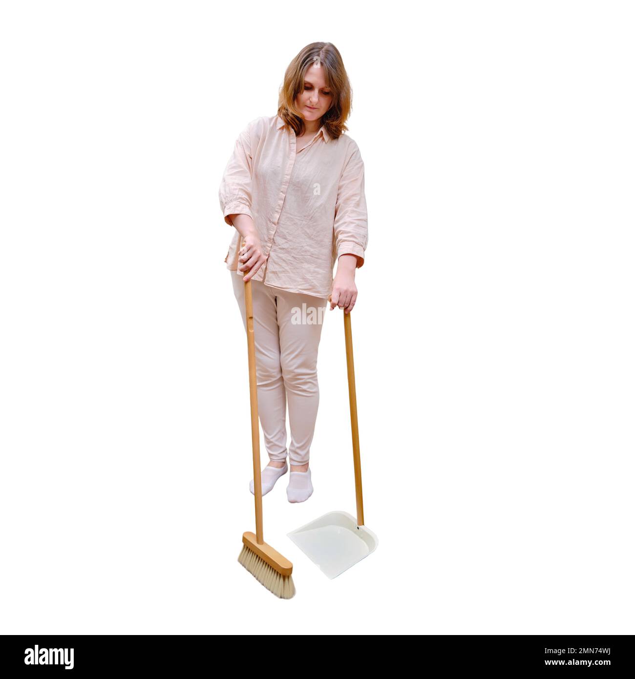 Femme balayant le sol avec un balai et une pelle à poussière tout en nettoyant le salon de la maison, isolée sur un fond blanc Banque D'Images