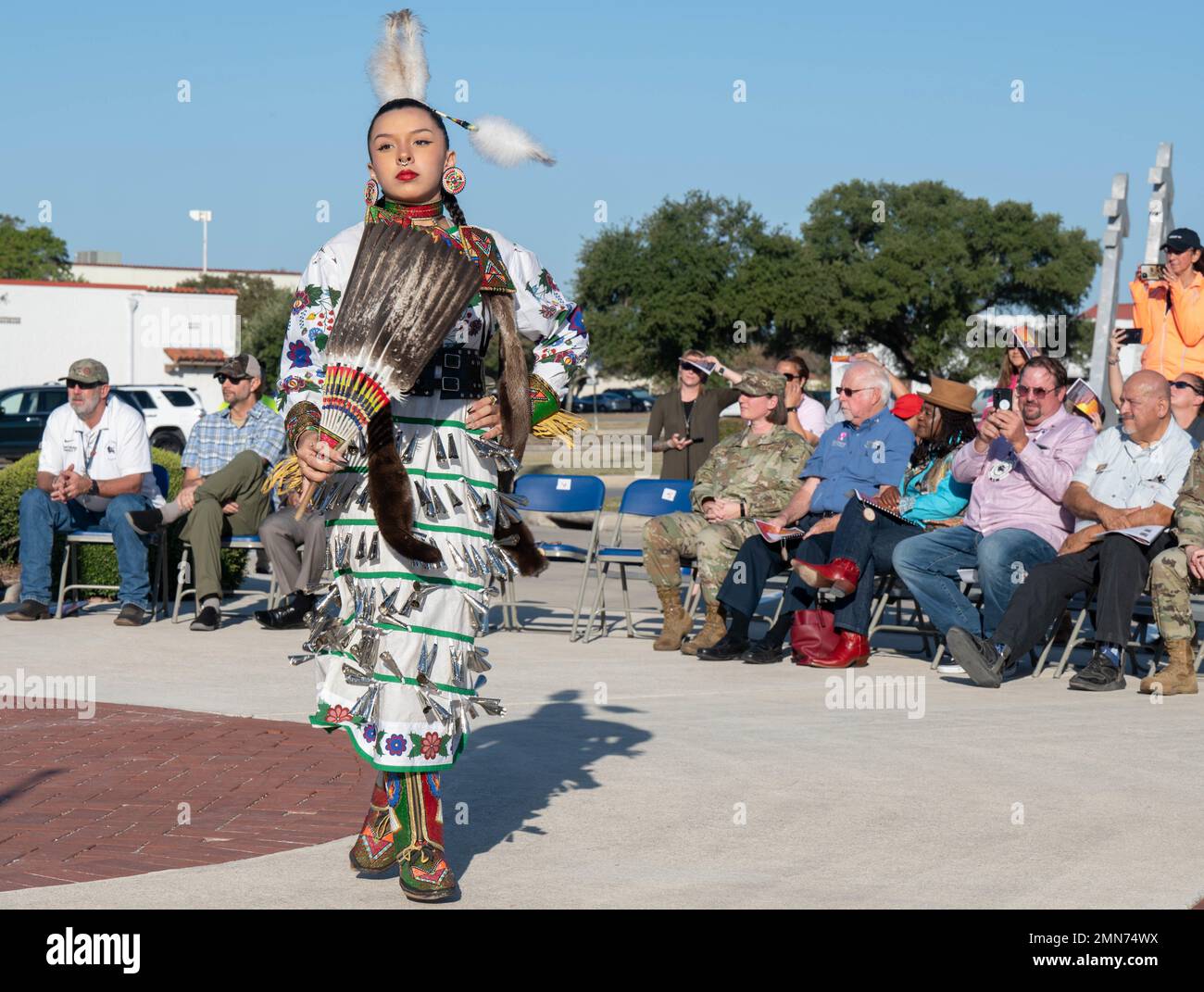 Tahlula Screamingeagle, danseuse des Indiens d'Amérique, se produit dans une robe de jingle lors de l'exposition annuelle de danse indienne américaine 6th pour la journée du patrimoine indien du Texas à la base commune de San Antonio-Randolph, Texas, 29 septembre 2022. Une robe de jingle est décorée avec des couvercles de boîtes roulées qui sont suspendus par un ruban placé étroitement ensemble pour faire un bruit de pluie-comme. Banque D'Images