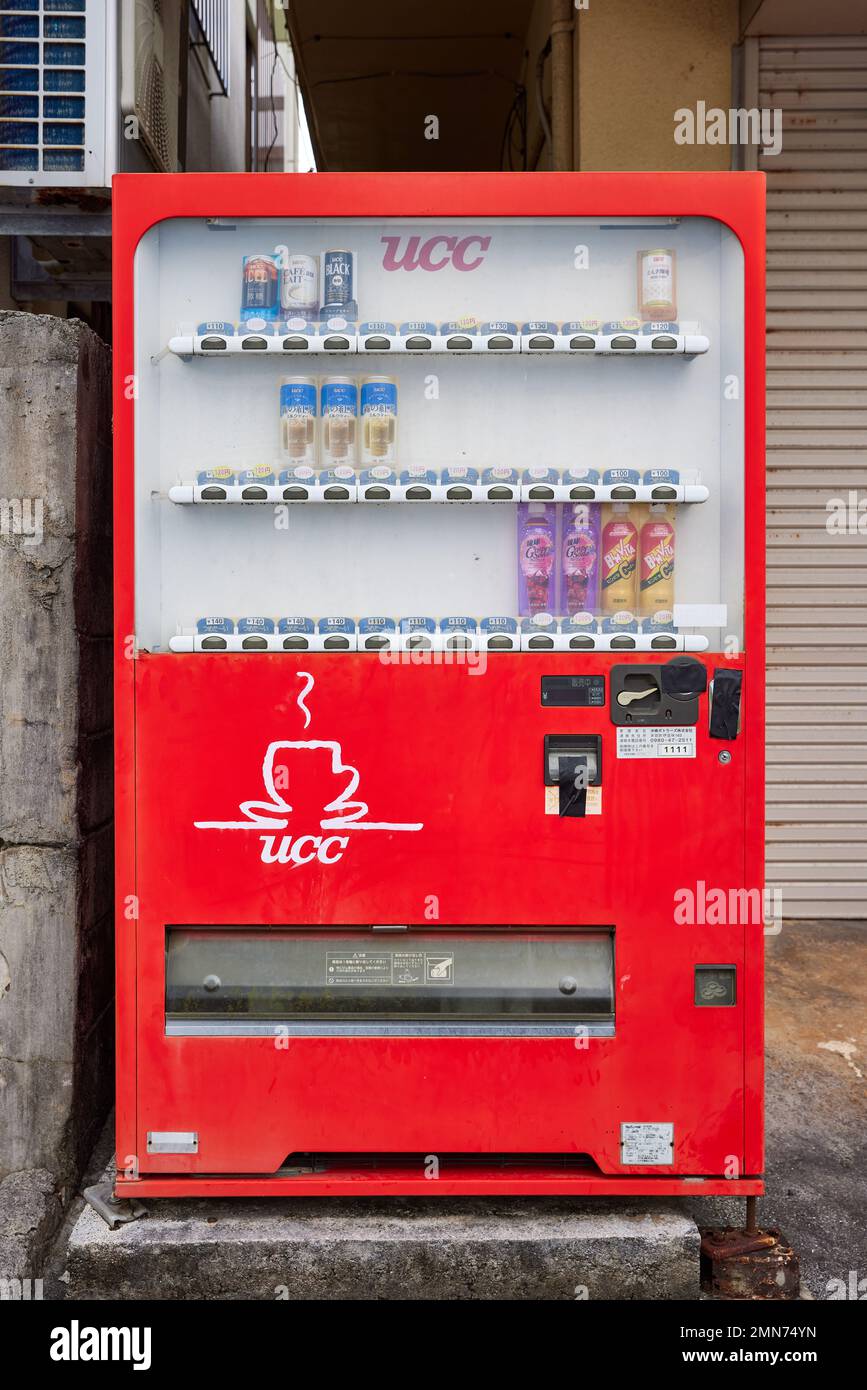 Distributeur automatique de boissons UCC, presque vide, avec lecteur de monnaie à ruban adhésif ; Japon Banque D'Images