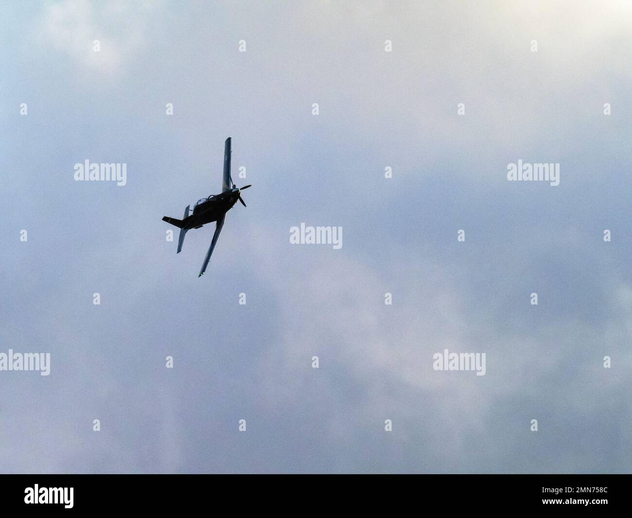 Un avion Texan T1, utilisé comme avion d'entraînement pour les pilotes d'avions de chasse de la RAF, praqctising survolant Ambleside, Lake District, Royaume-Uni. Banque D'Images