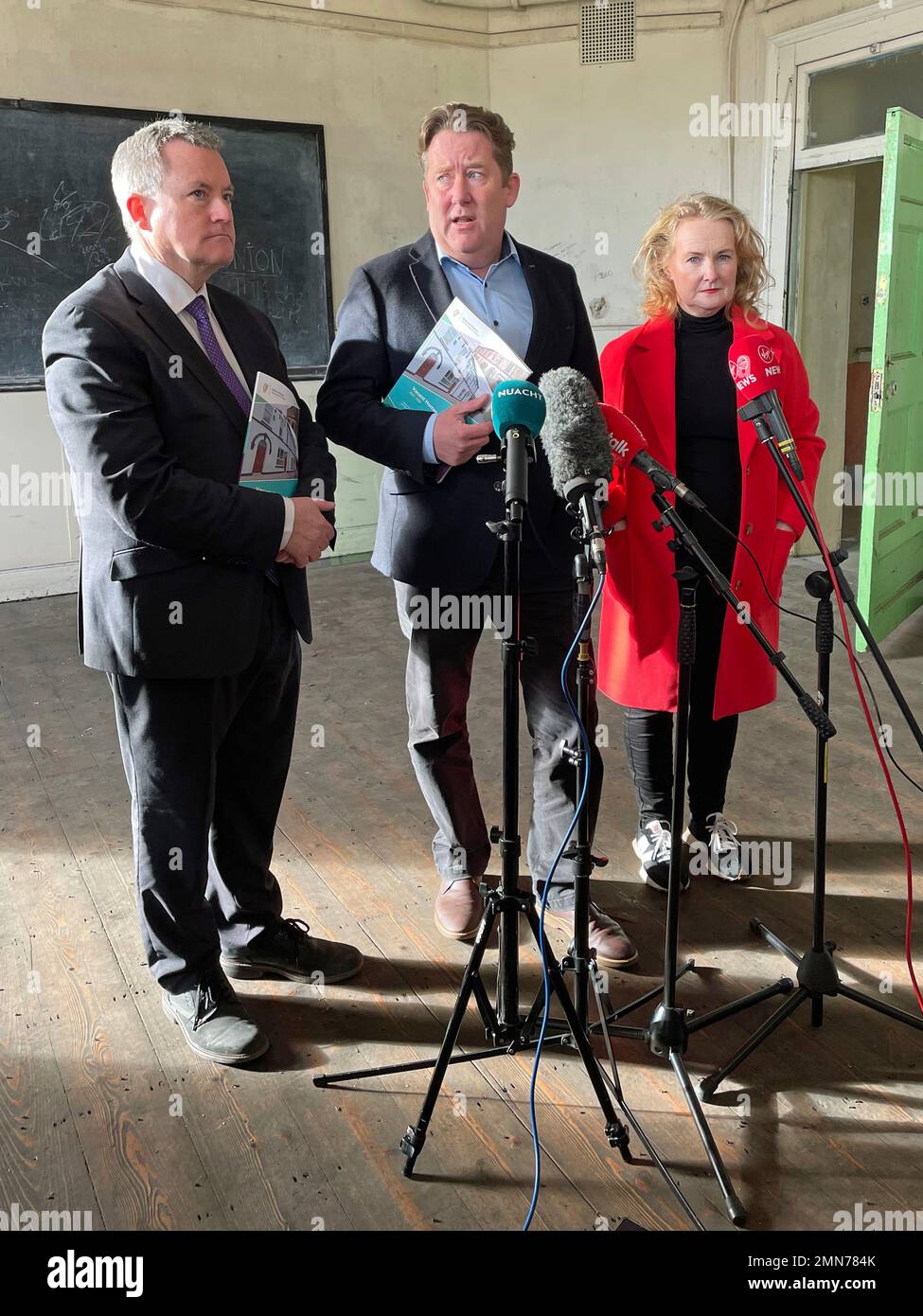 Le ministre du logement, Darragh O'Brien, avec le ministre d'État Kieran O'Donnell (à gauche) et le sénateur Mary Fitzpatrick, qui s'adressent aux médias à l'ancien édifice Gaelscoil Cholaiste Mhuire de Dublin. M. O'Brien a lancé lundi le troisième cycle du Fonds de régénération et de développement urbains (FURD), d'une valeur de 150 millions d'euros, pour aider à stimuler l'offre de logements dans un contexte de détérioration des taux d'itinérance. Date de publication : lundi 30 janvier 2023. Banque D'Images