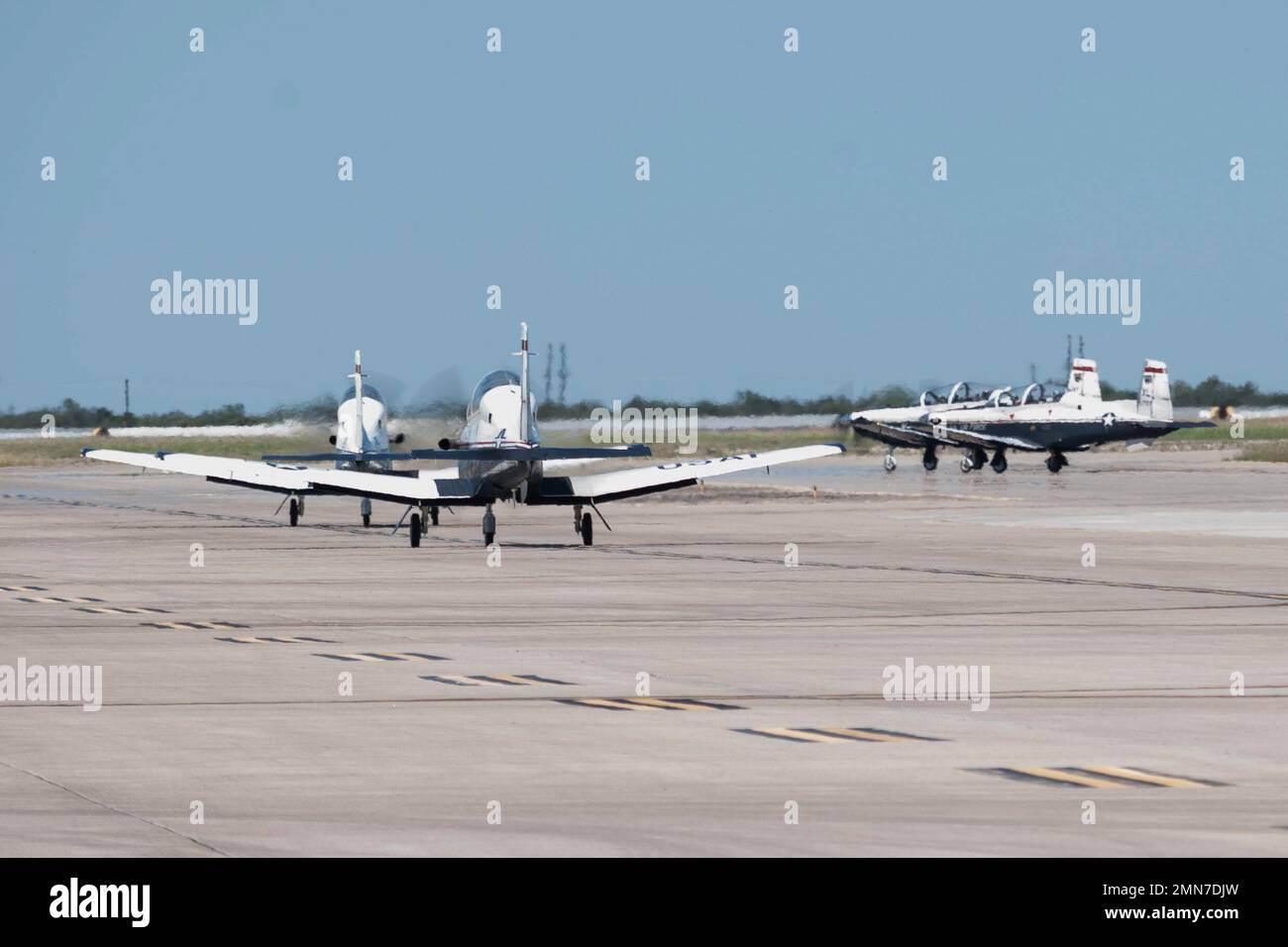 Plusieurs taxis T-6A Texan II en direction de la piste à la base aérienne de Laughlin, Texas, le 30 septembre 2022. Laughlin a effectué plus de 25 000 sorties T-6A Texan II au cours de l'exercice 2021. Banque D'Images
