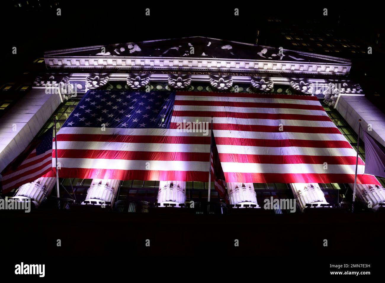 FILE- In this Feb. 17, 2017, file photo, an American flag hangs on the front of the New York Stock Exchange in New York. The U.S. stock market opens at 9:30 a.m. EDT on Thursday, June 7. (AP Photo/Peter Morgan, File) Banque D'Images