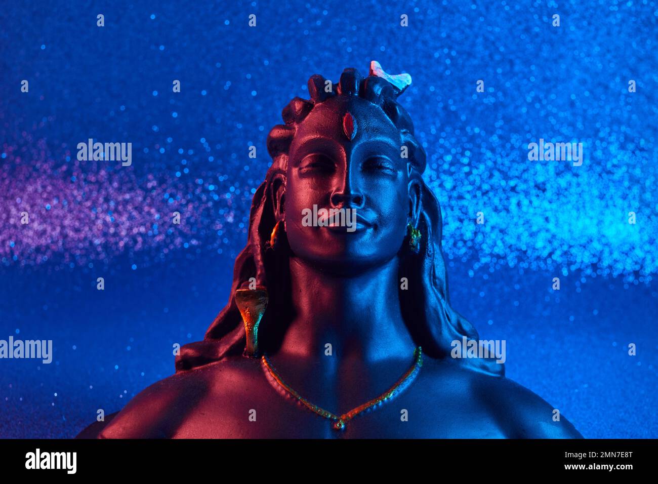 Maha Shivratri, Lord Shiva sur fond bleu. Banque D'Images