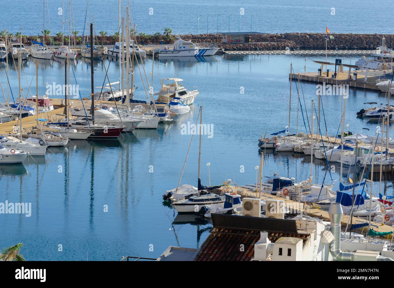 AQUADULCE, ESPAGNE - 18 DÉCEMBRE 2022 un des plus grands et des plus attrayants quais sportifs sur la côte d'Almeria, avec 764 couchettes allant de 5 à 25 Banque D'Images