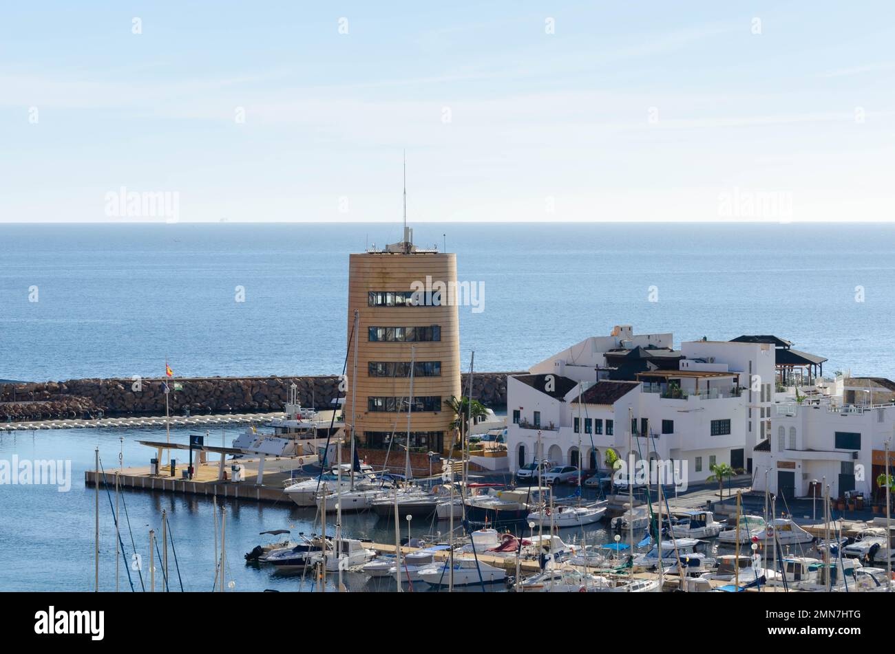 AQUADULCE, ESPAGNE - 18 DÉCEMBRE 2022 un des plus grands et des plus attrayants quais sportifs sur la côte d'Almeria, avec 764 couchettes allant de 5 à 25 Banque D'Images