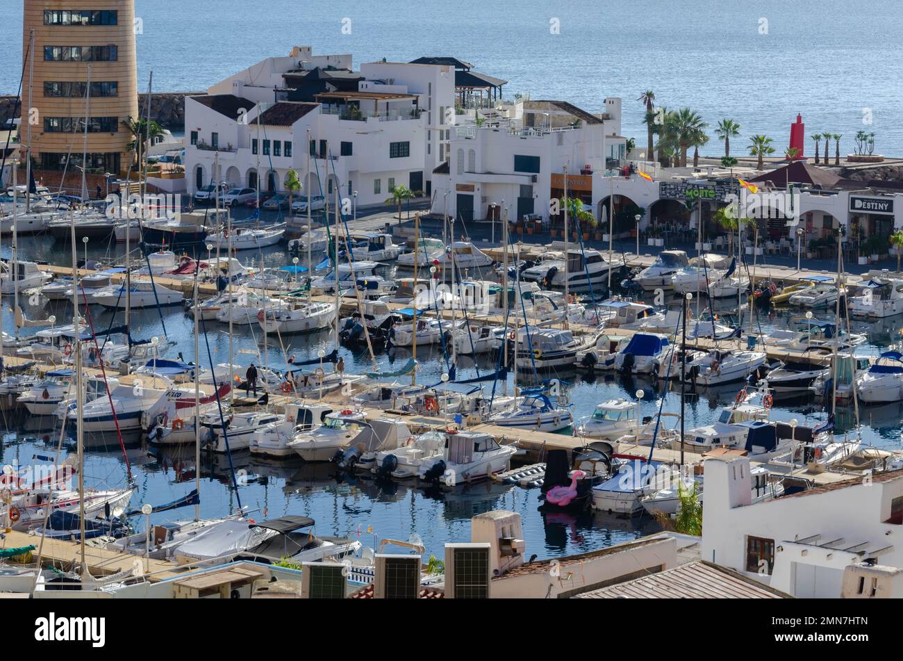 AQUADULCE, ESPAGNE - 18 DÉCEMBRE 2022 un des plus grands et des plus attrayants quais sportifs sur la côte d'Almeria, avec 764 couchettes allant de 5 à 25 Banque D'Images