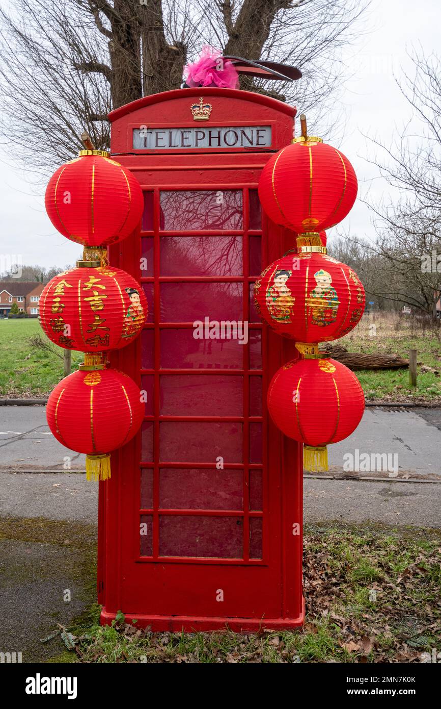 Ancienne boîte téléphonique rouge (borne téléphonique) décorée pour le nouvel an chinois, année du lapin, dans le village de Surrey de Compton, au Royaume-Uni. Janvier 2023 Banque D'Images