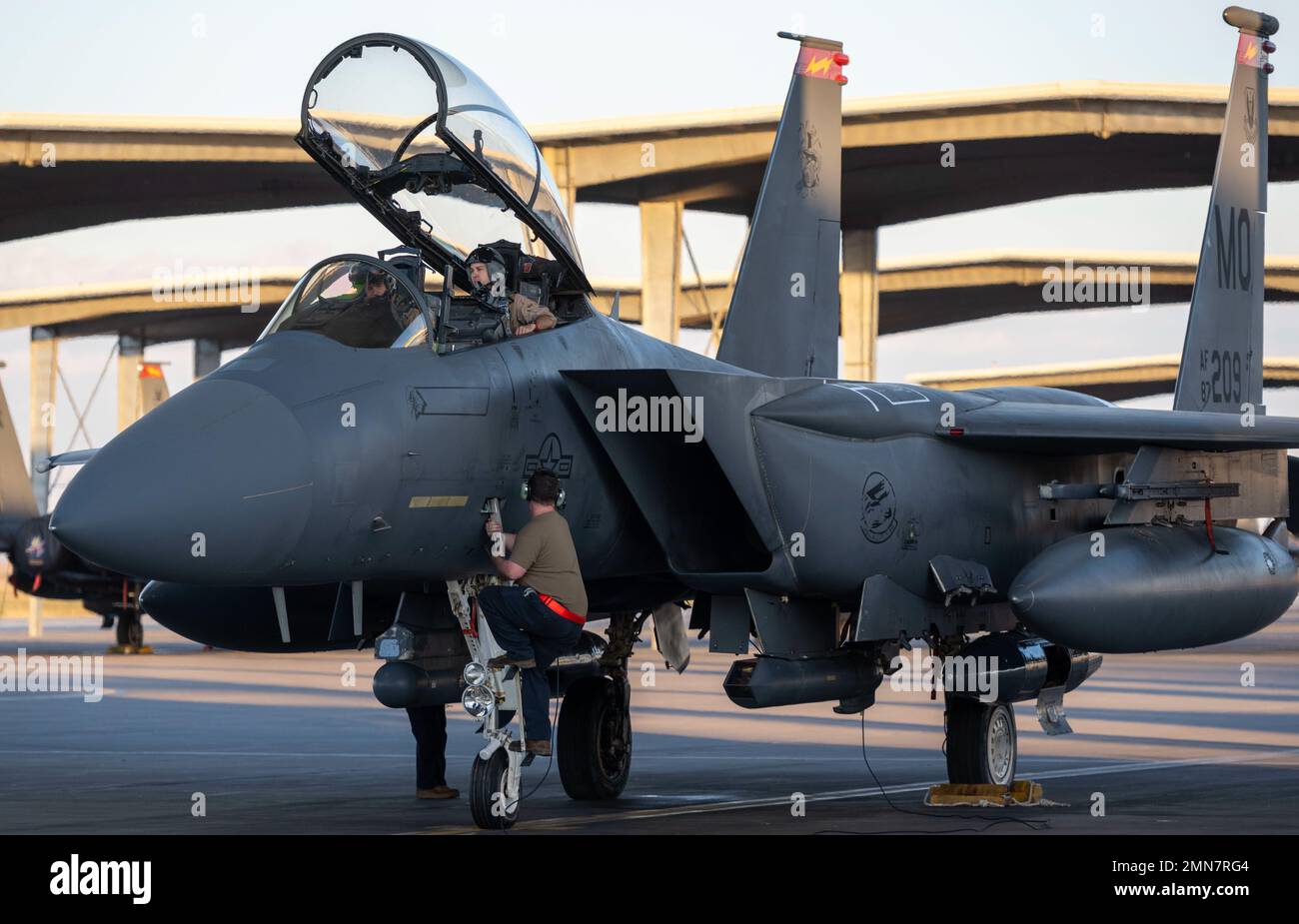 Les aviateurs de la U.S. Air Force effectuent une inspection avant vol sur un F-15E Strike Eagle à la base aérienne de Mountain Home, Idaho, le 29 septembre 2022. Le F-15E Strike Eagle est capable d'effectuer des missions air-air et air-sol. Banque D'Images