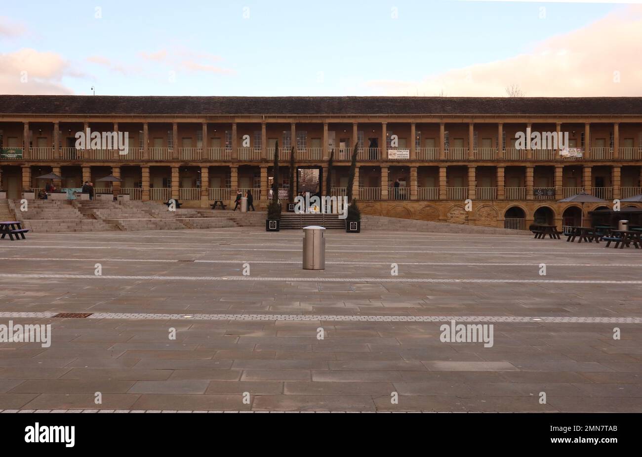 Manchester, Angleterre 13th novembre 2022. Halifax, West Yorkshire. Angleterre. 26th janvier 2023 le Piece Hall est un bâtiment classé de catégorie I à Halifax, dans le West Yorkshire, en Angleterre. Il a été construit comme une salle en tissu pour les tisserands de la main pour vendre les "morceaux" de tissu de laine qu'ils avaient produit ©Ged Noonan/Alamy Banque D'Images