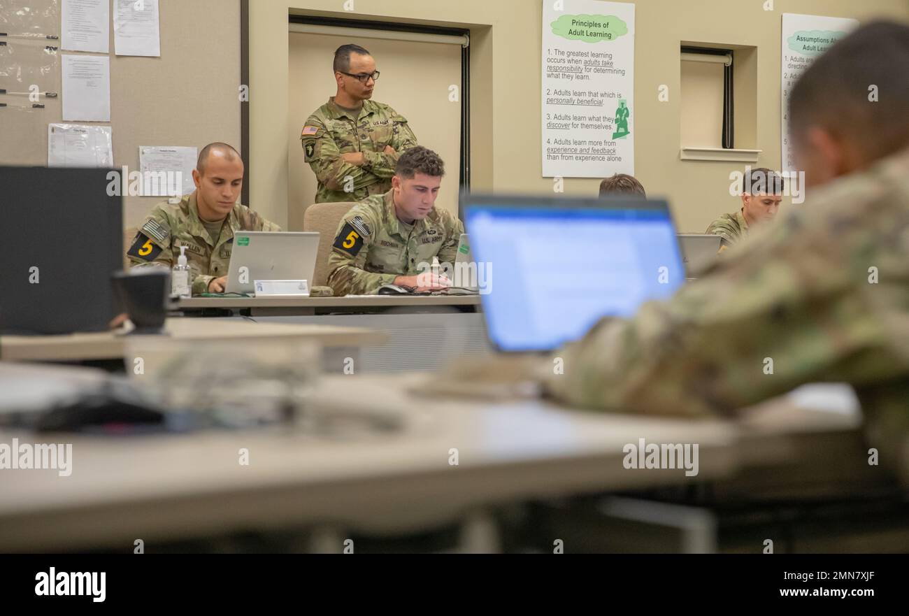 Les soldats de l'armée américaine qui participent au concours de l'armée de meilleur escouade rédigent un essai sur fort Bragg, en Caroline du Nord, le 30 septembre 2022. La compétition Army Best Squad teste les soldats sur leur capacité individuelle et collective à s'adapter et à surmonter des scénarios difficiles et des événements de préparation au combat qui testent leur endurance physique, leurs compétences techniques et leurs capacités tactiques sous le stress et la fatigue extrême Banque D'Images