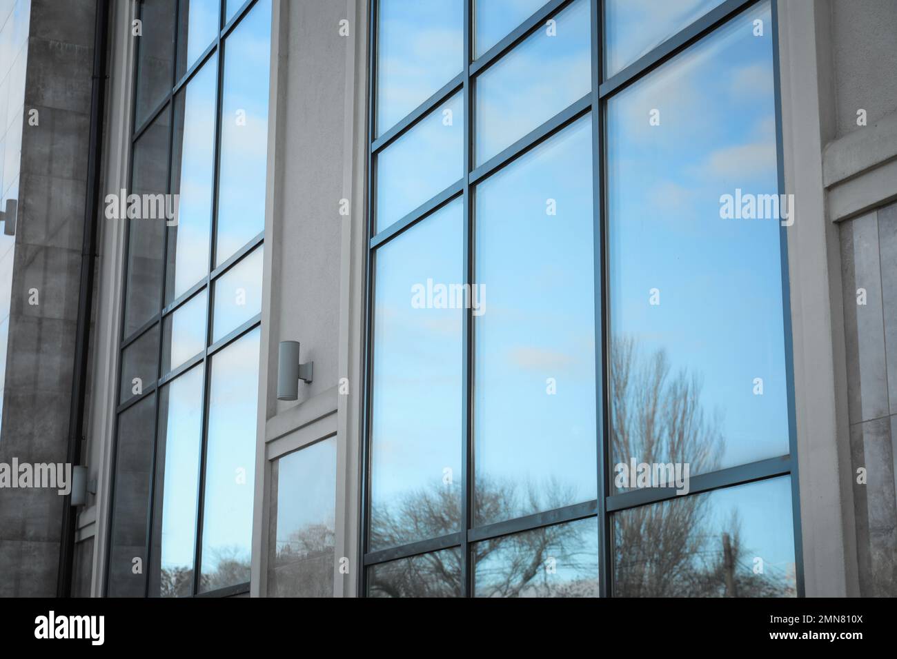 Nouveau bâtiment moderne avec fenêtres teintées à l'extérieur Banque D'Images